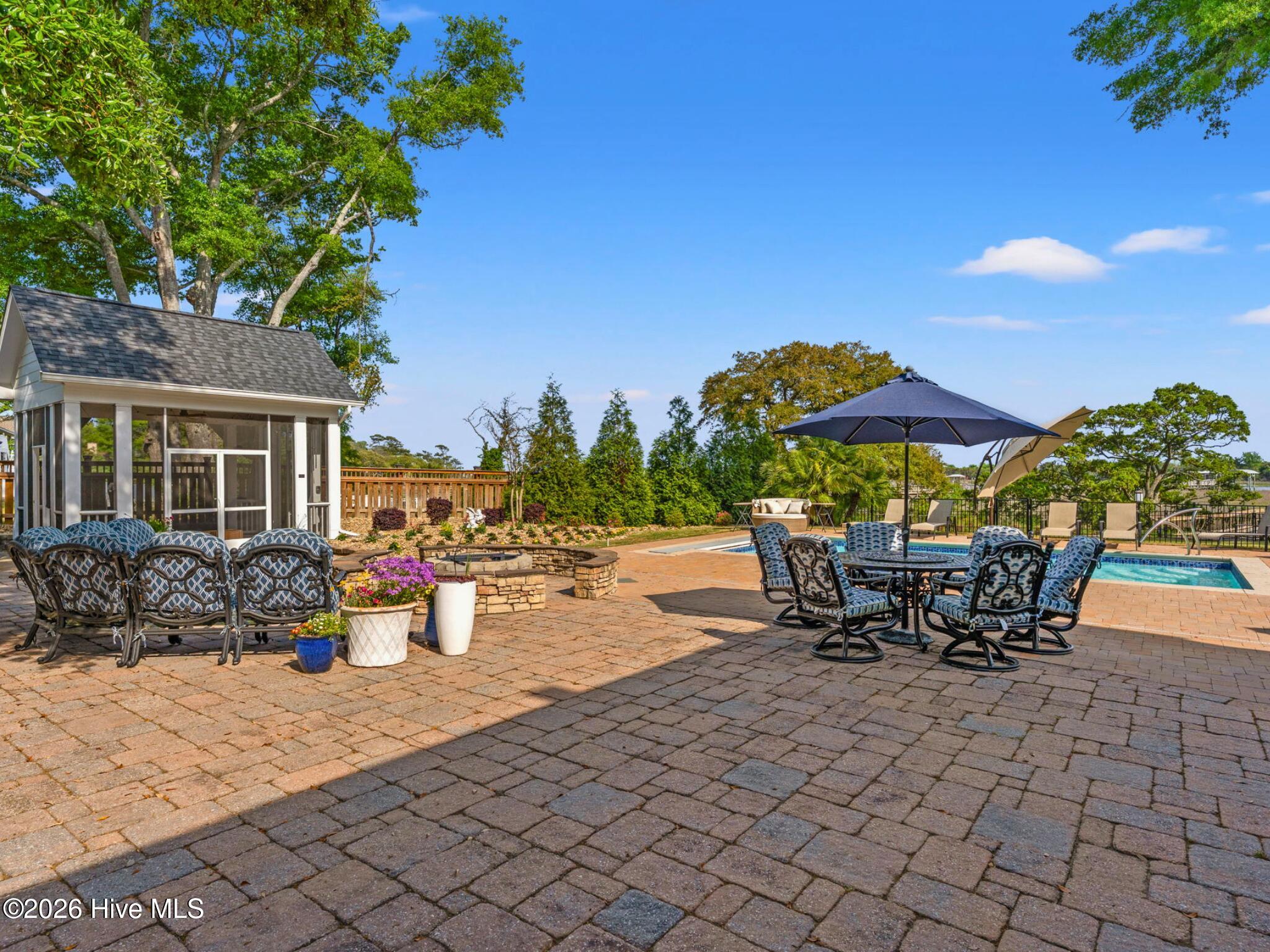 404 Shoreline Drive E