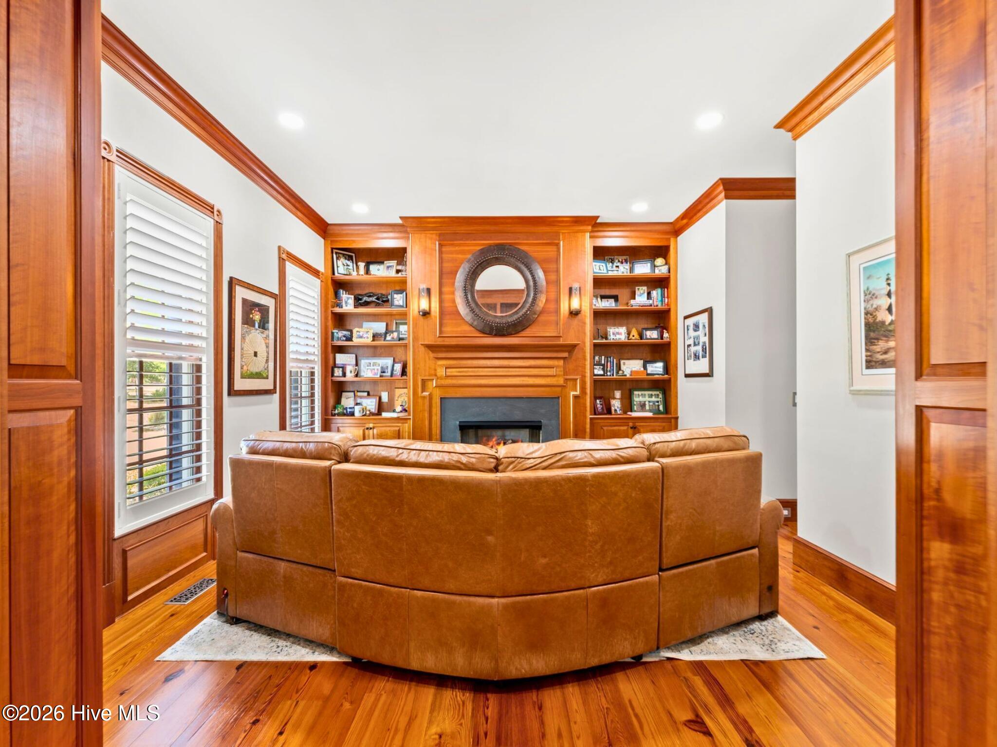 404 Shoreline Drive E