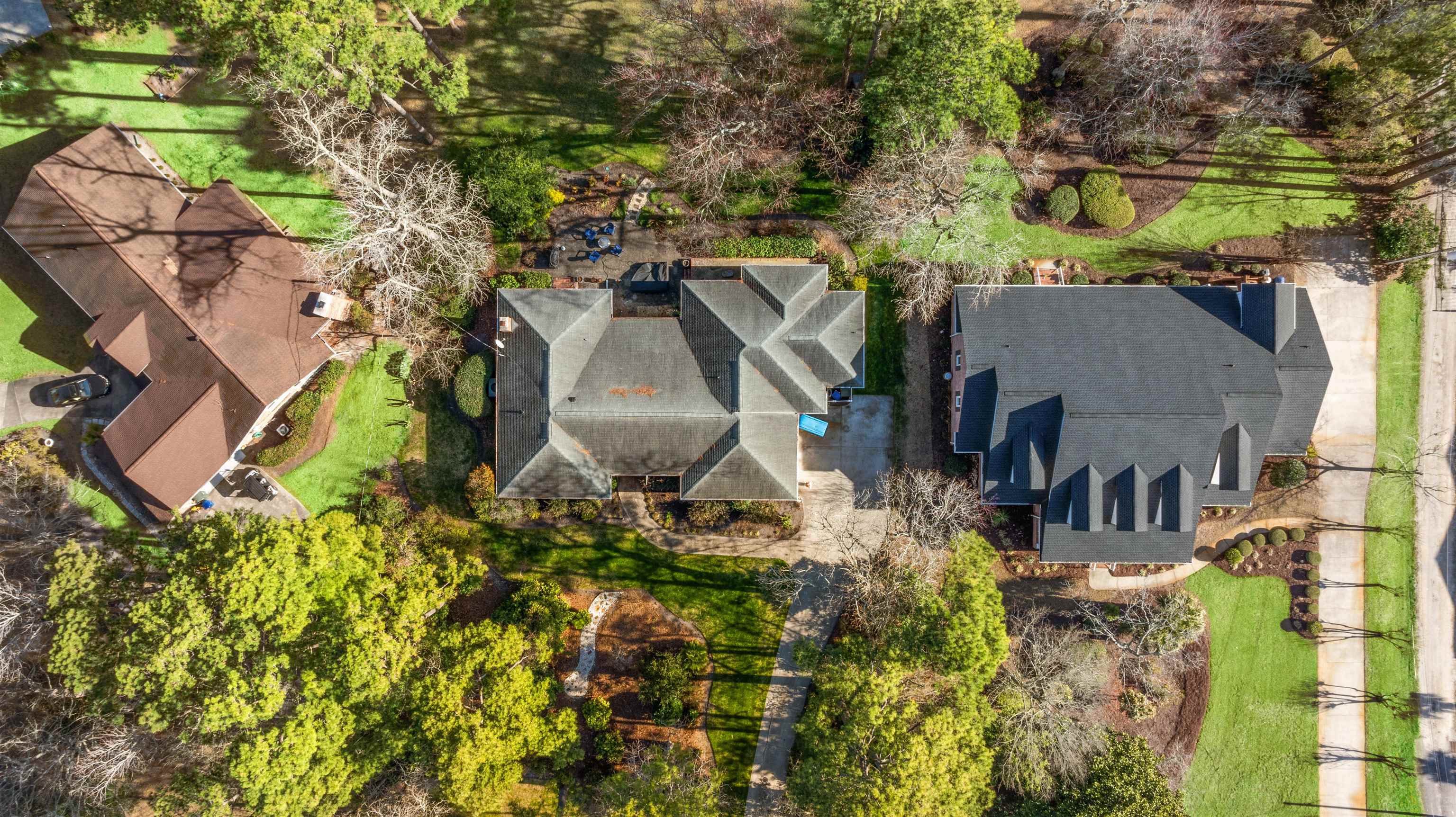 1208 GolfView Dr.