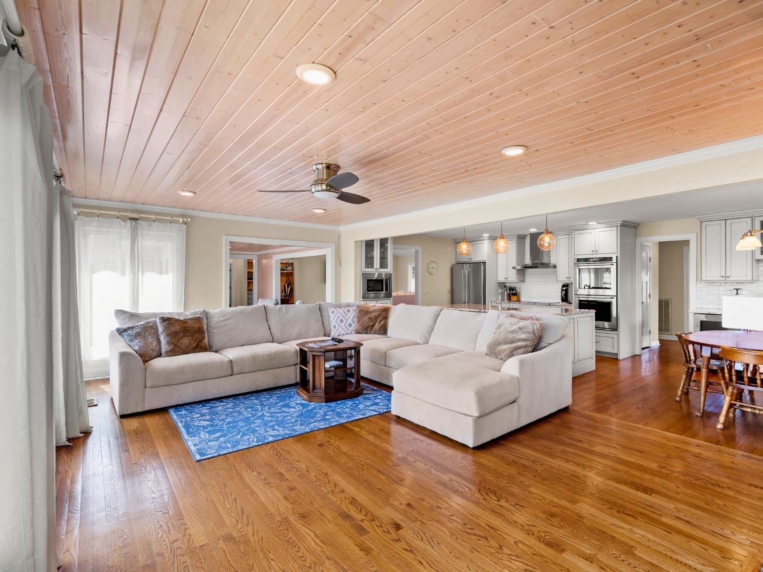 1208 GolfView Dr.