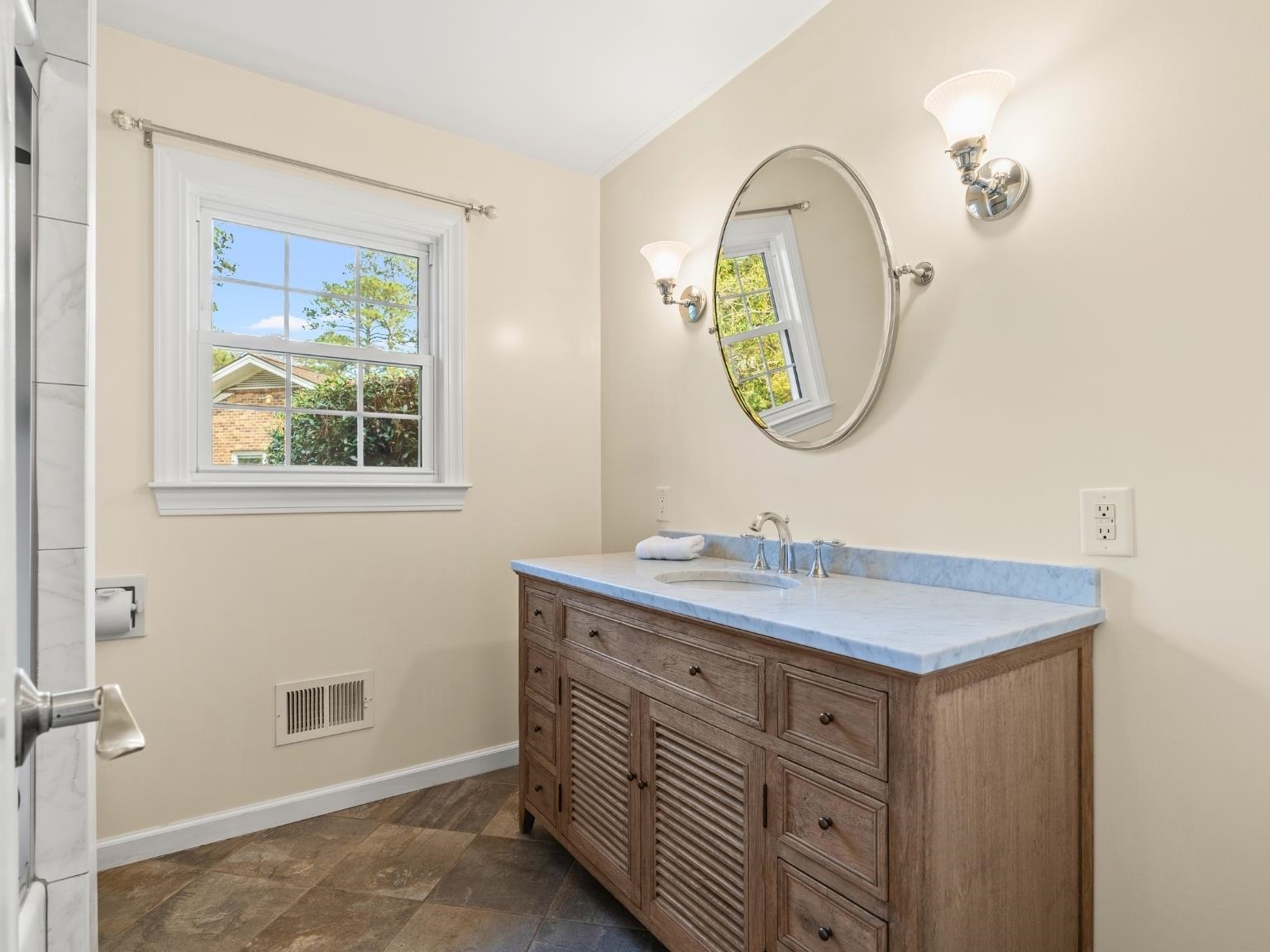 1208 GolfView Dr.