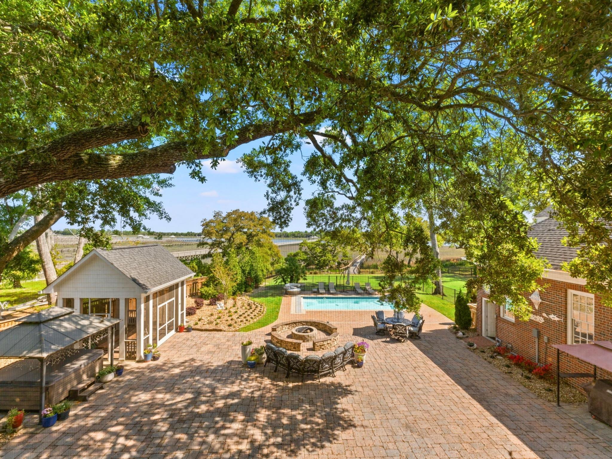 404 Shoreline Dr. E