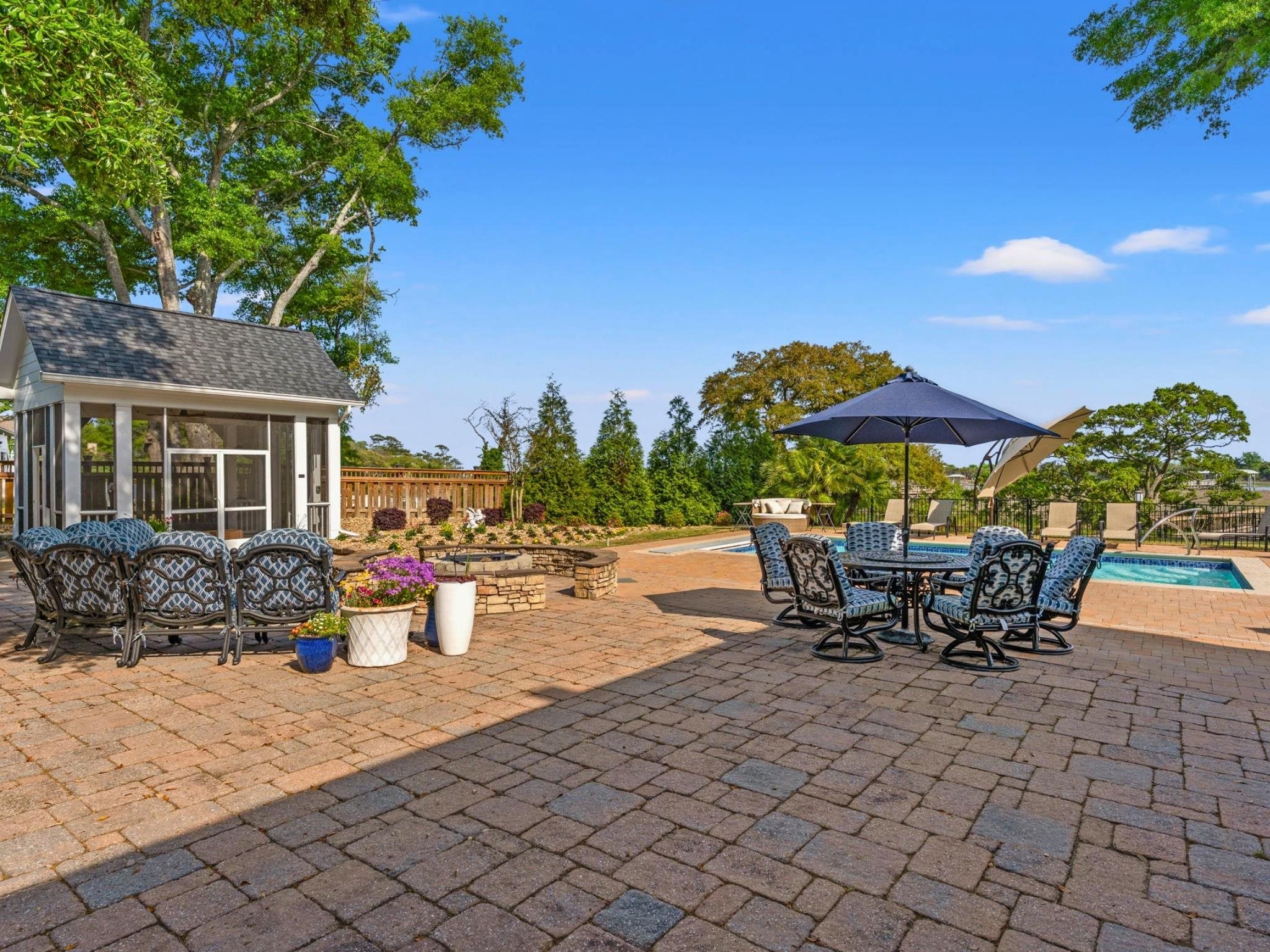 404 Shoreline Dr. E