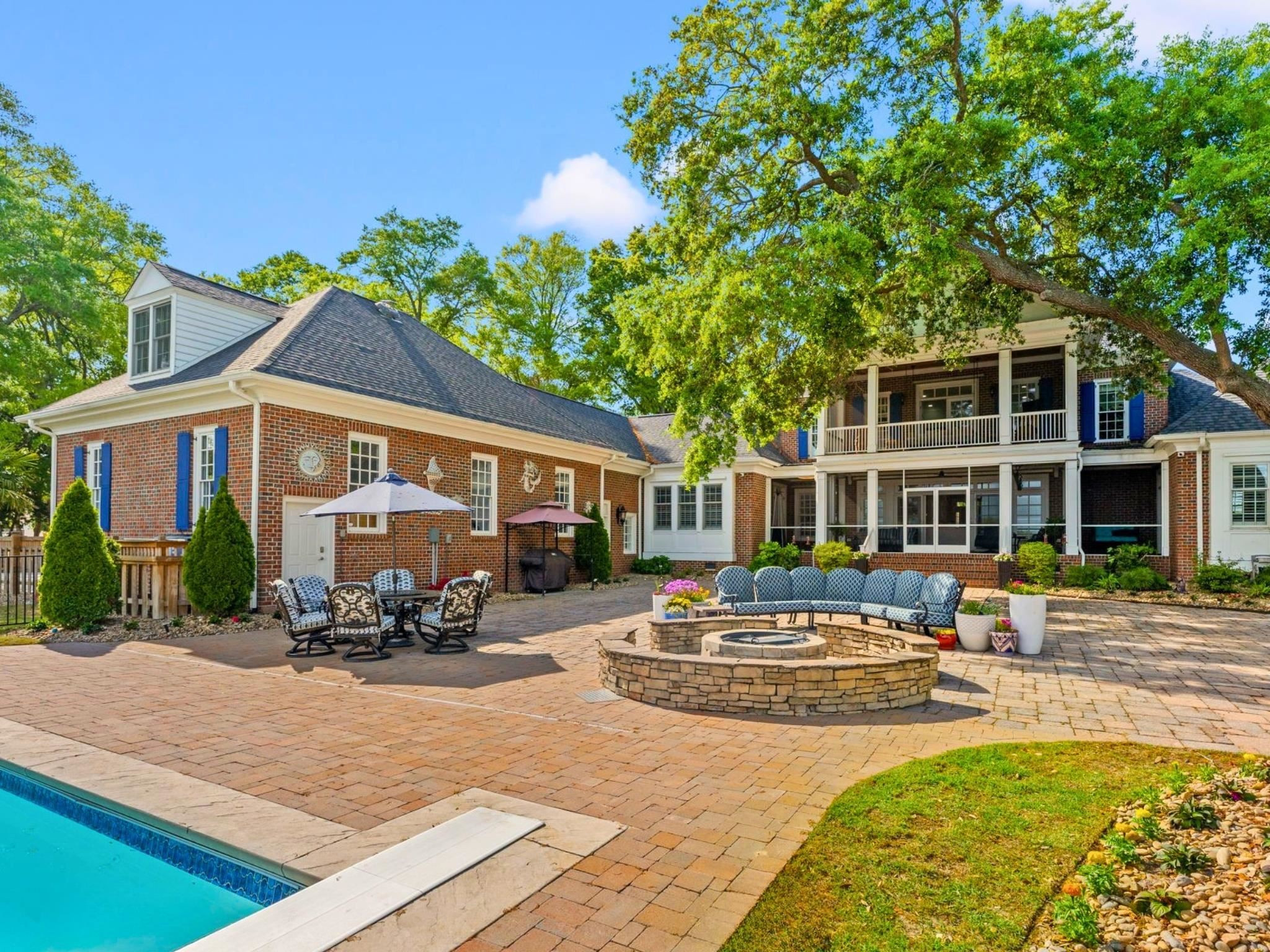 404 Shoreline Dr. E