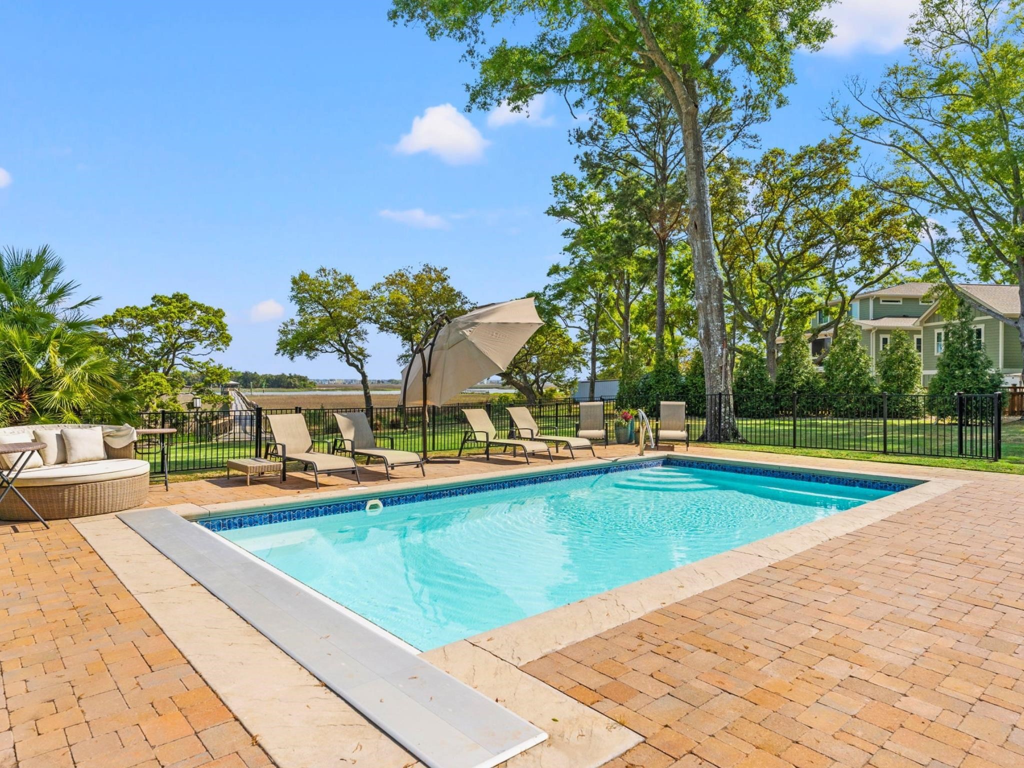 404 Shoreline Dr. E