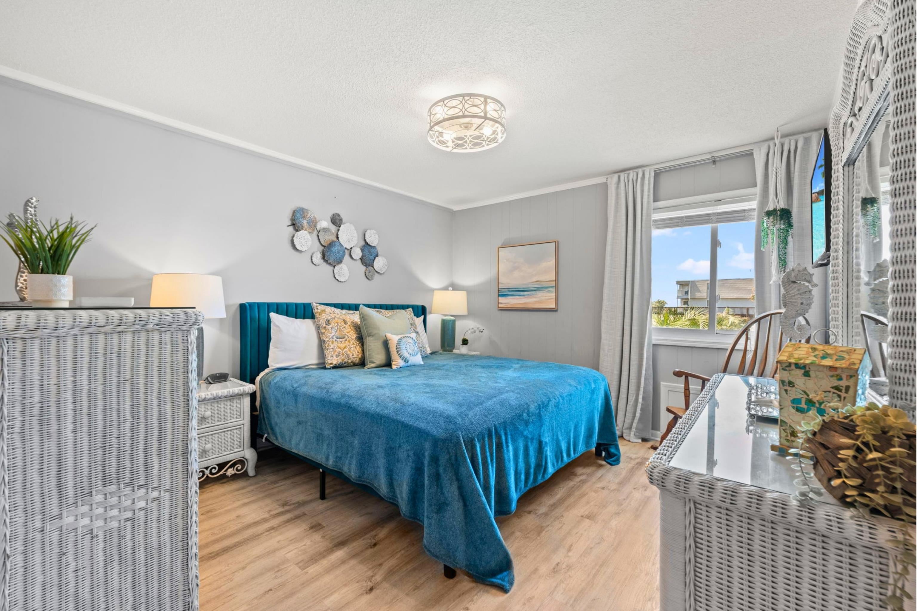 277 W First St. Unit: 1J