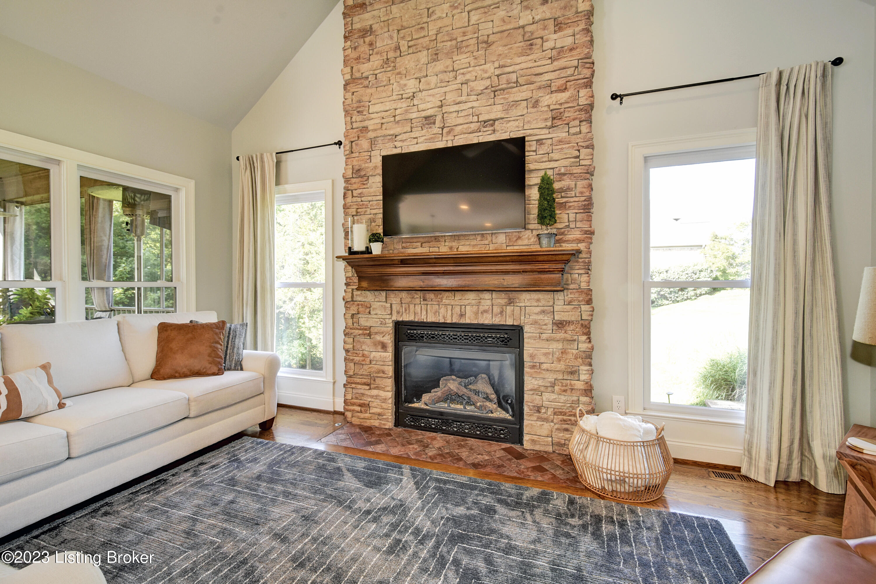 13306 Longwood Ln
