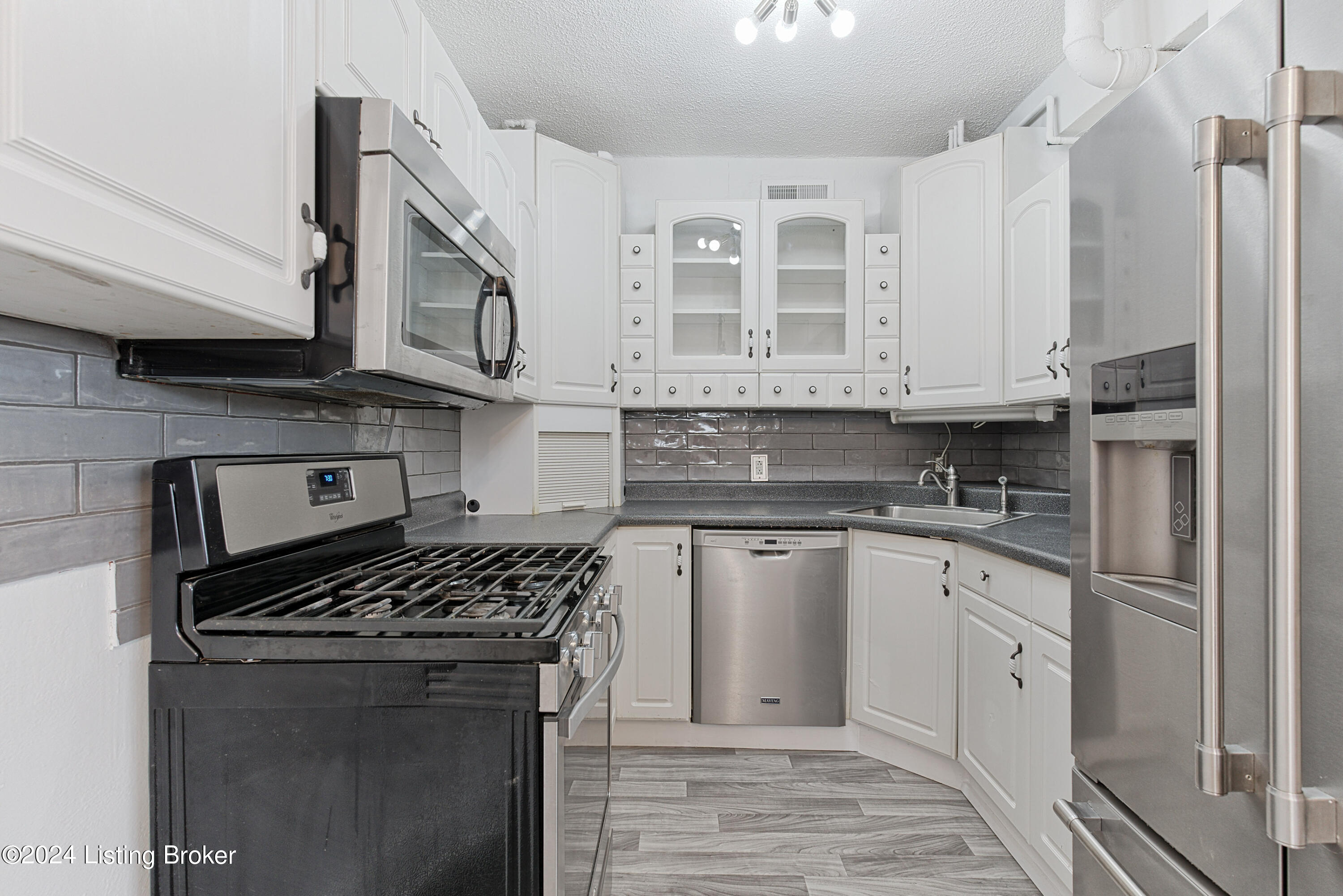 1360 Eastern Pkwy, 19