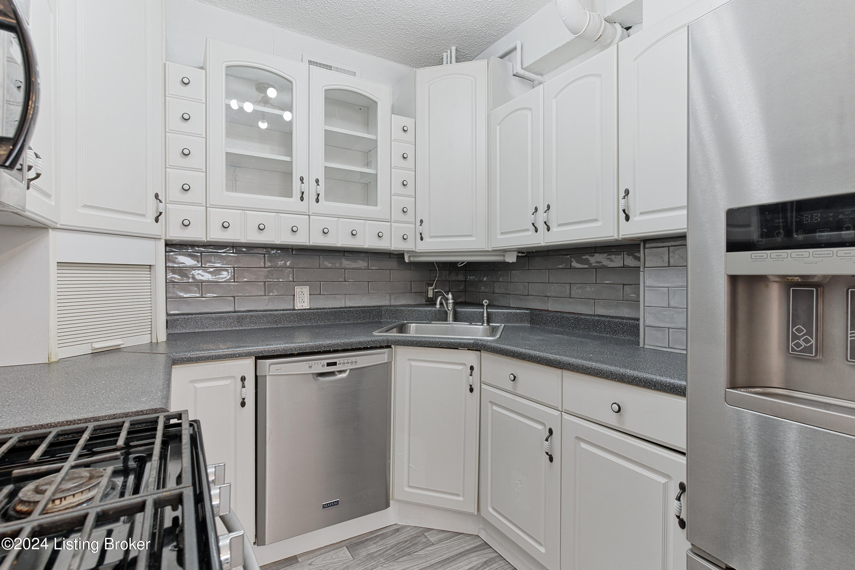 1360 Eastern Pkwy, 19