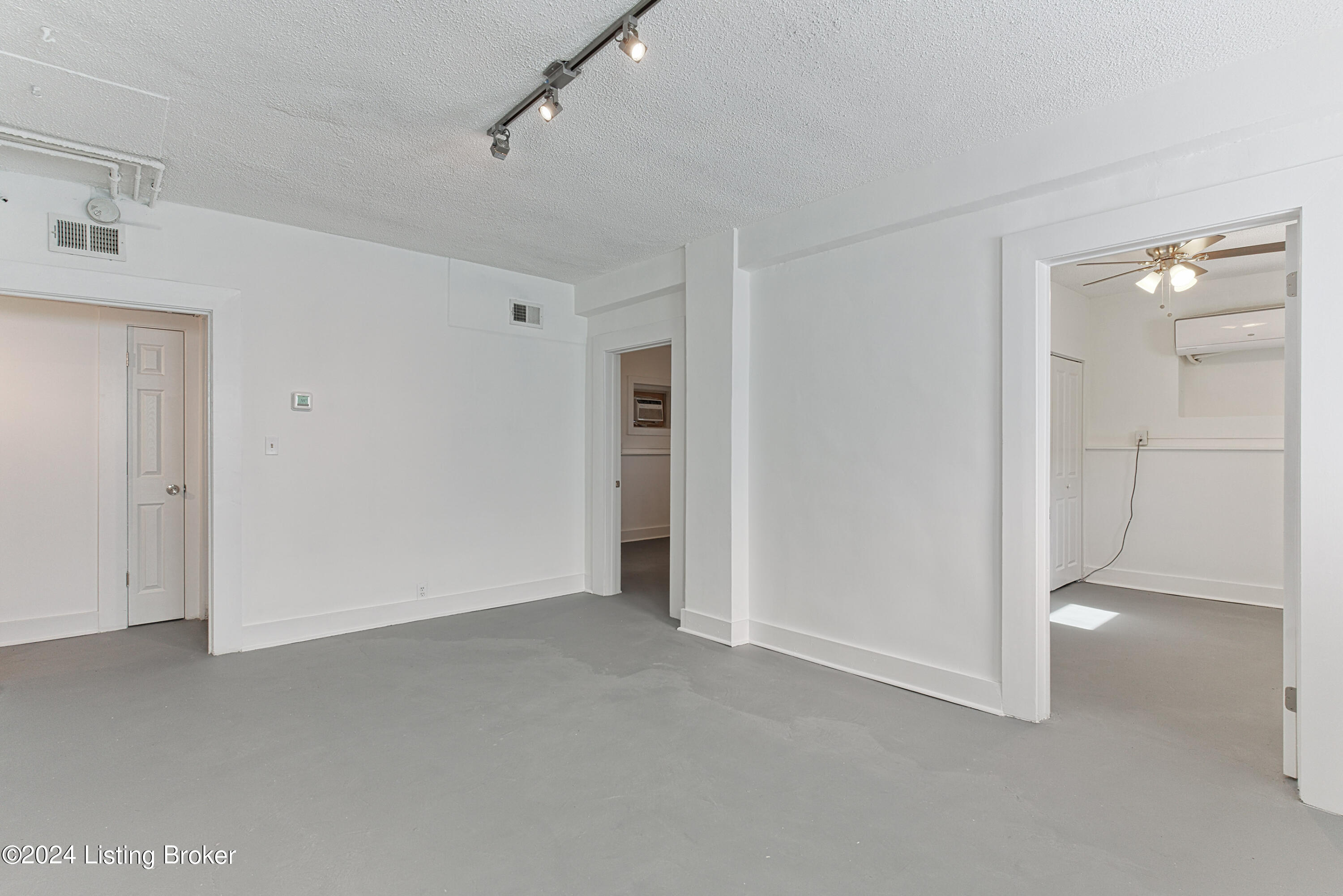 1360 Eastern Pkwy, 19