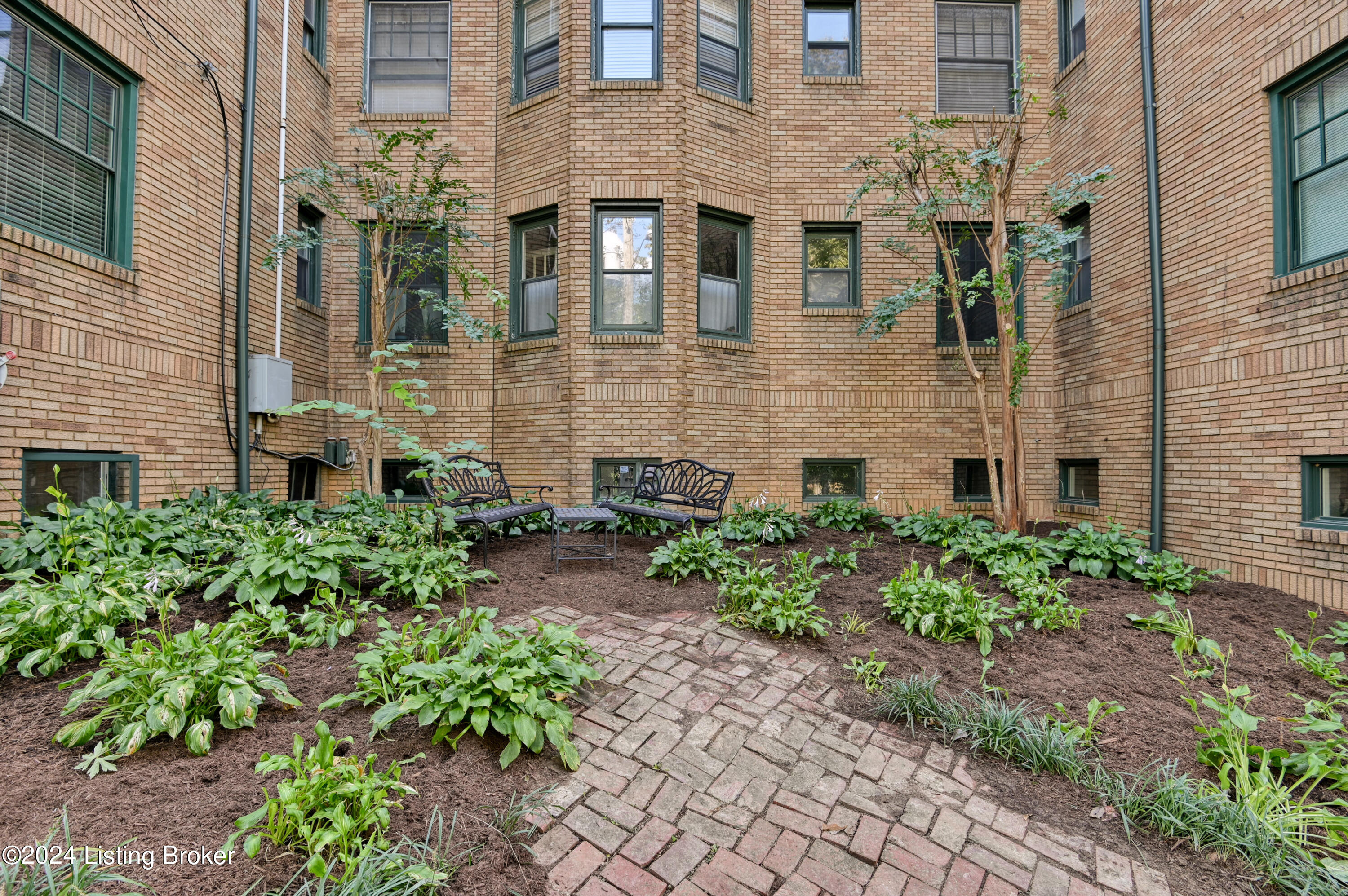 1360 Eastern Pkwy, 19