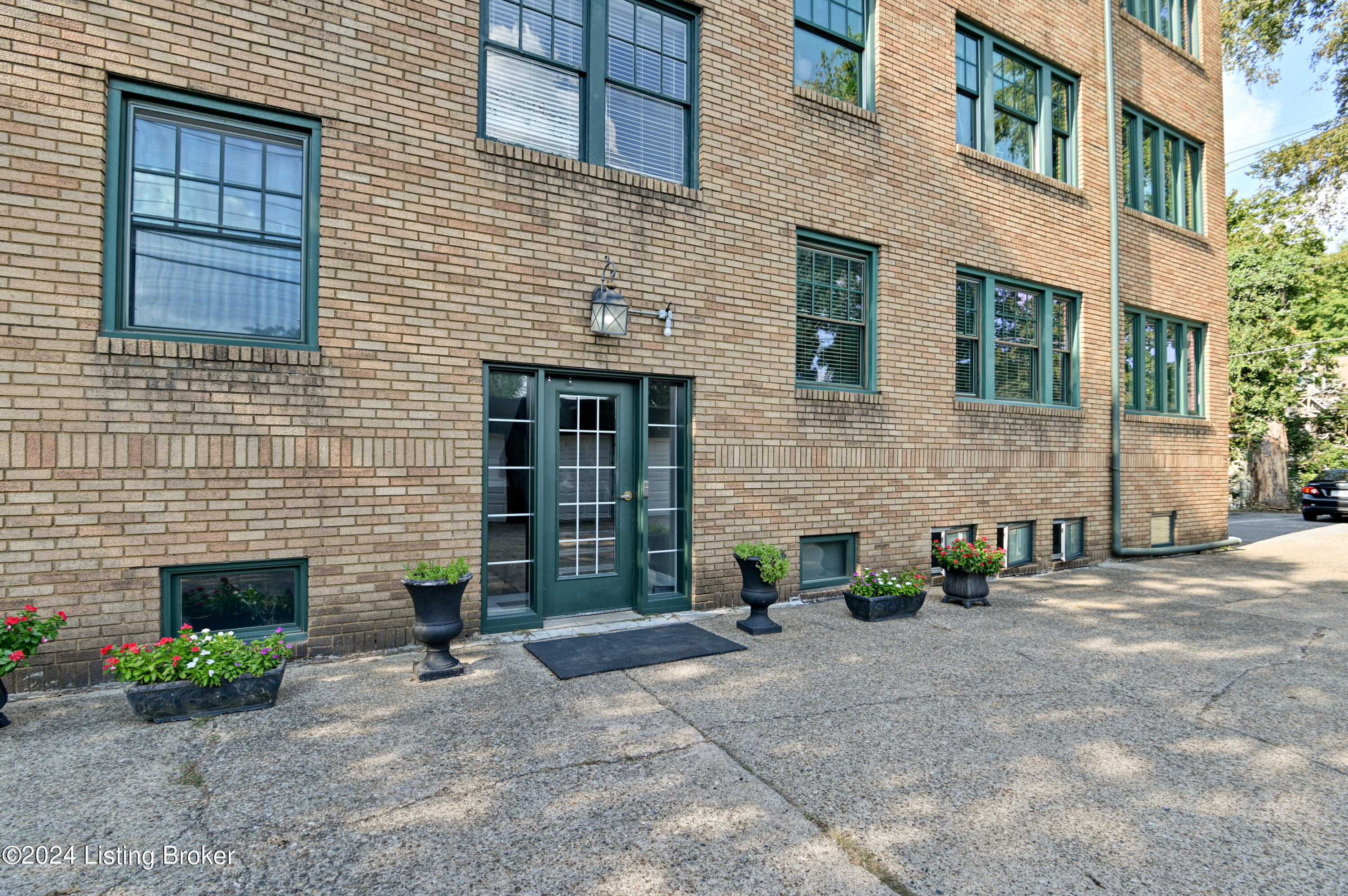 1360 Eastern Pkwy, 19
