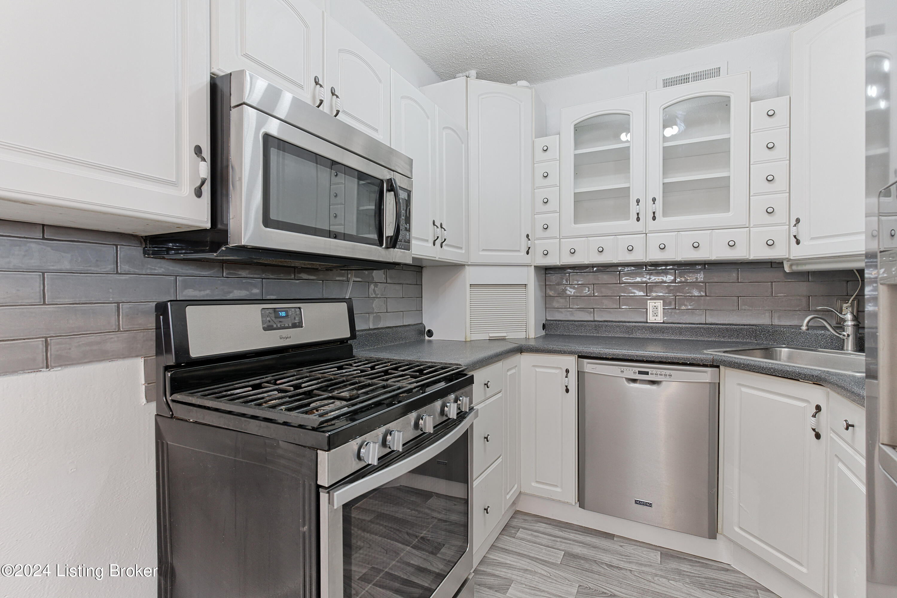 1360 Eastern Pkwy, 19