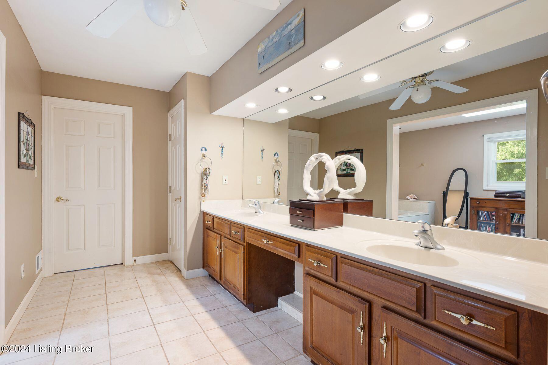 904 Lake Forest Pkwy
