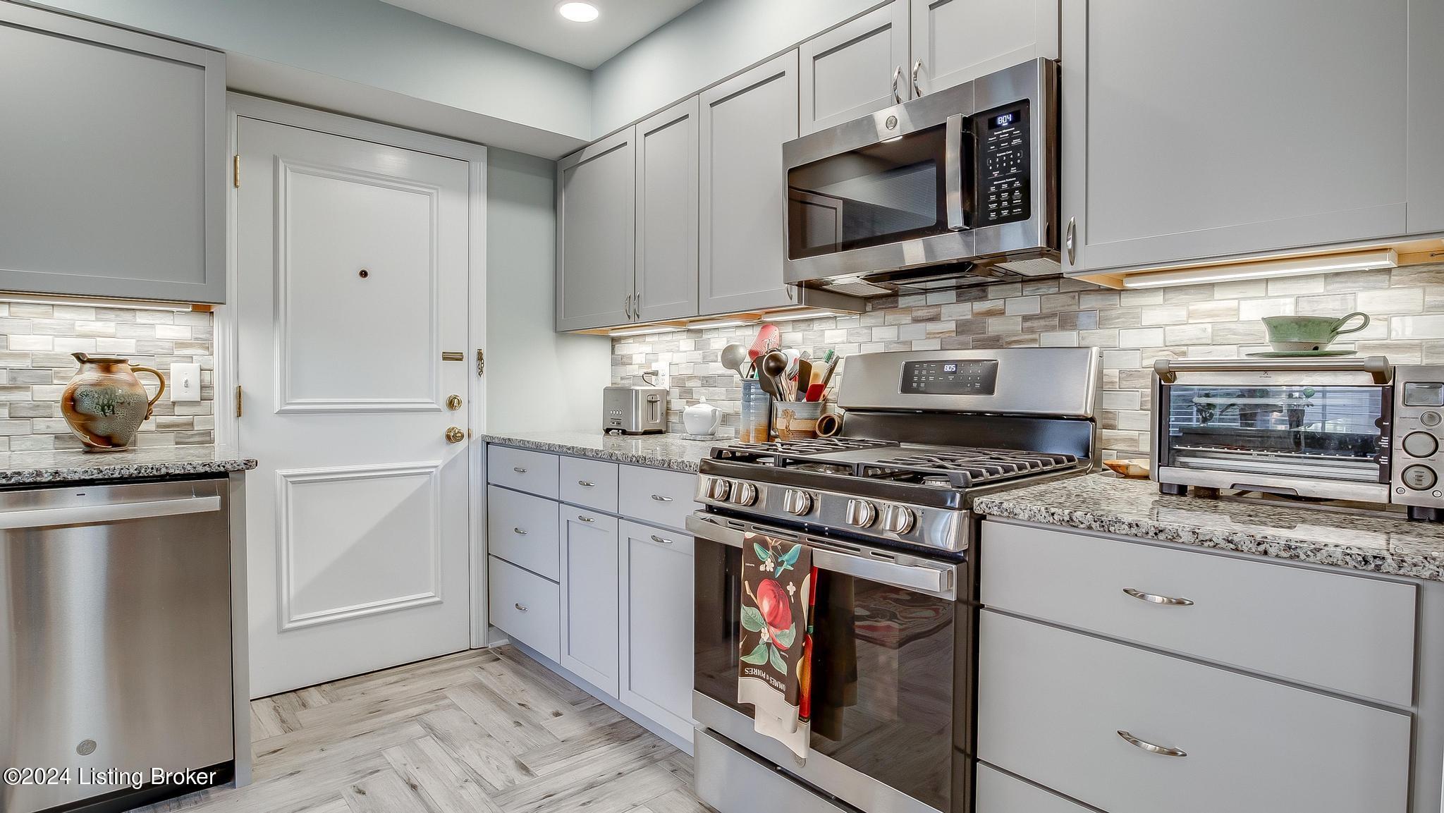 3814 Washington Square, 1
