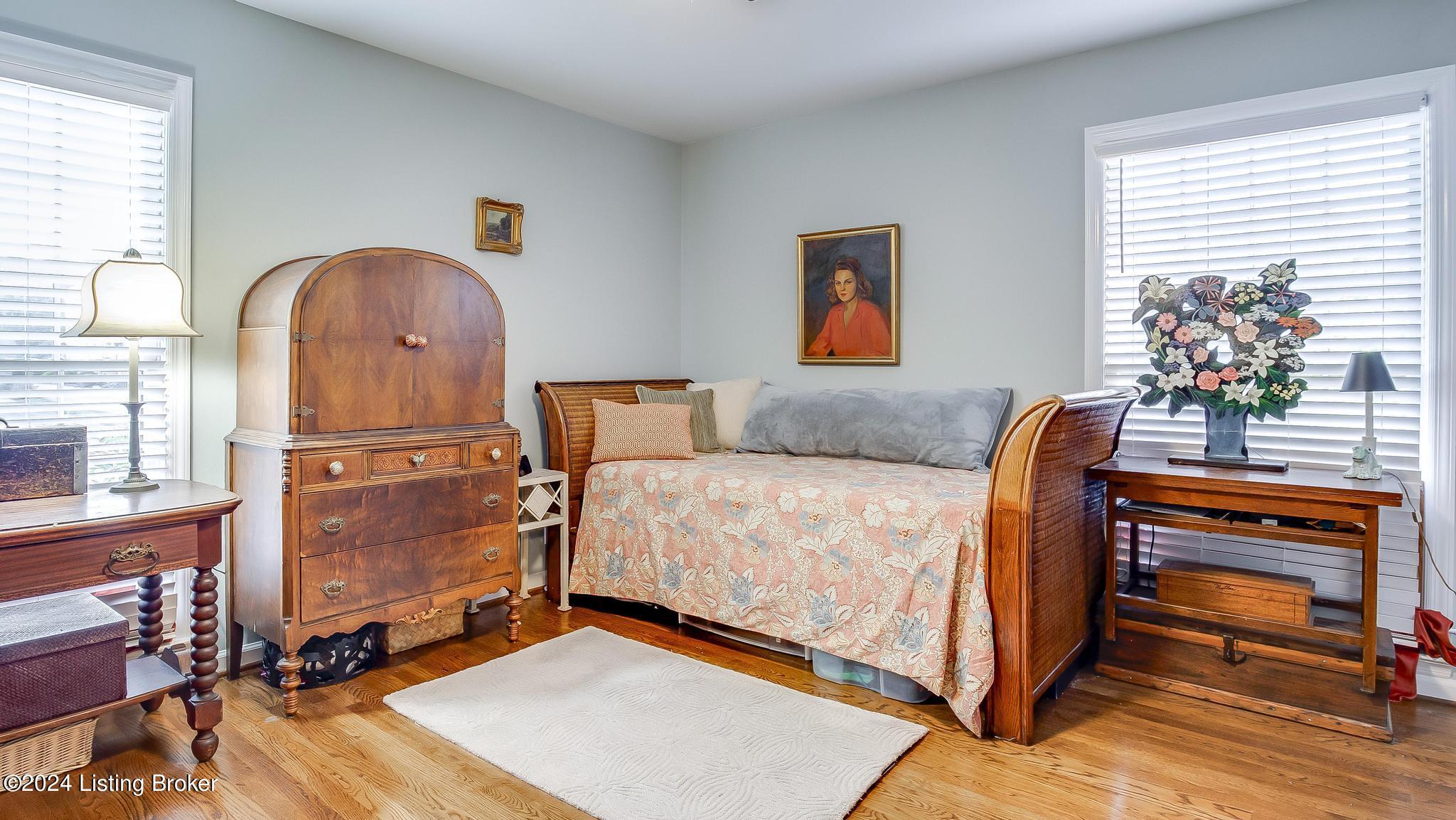 3814 Washington Square, 1