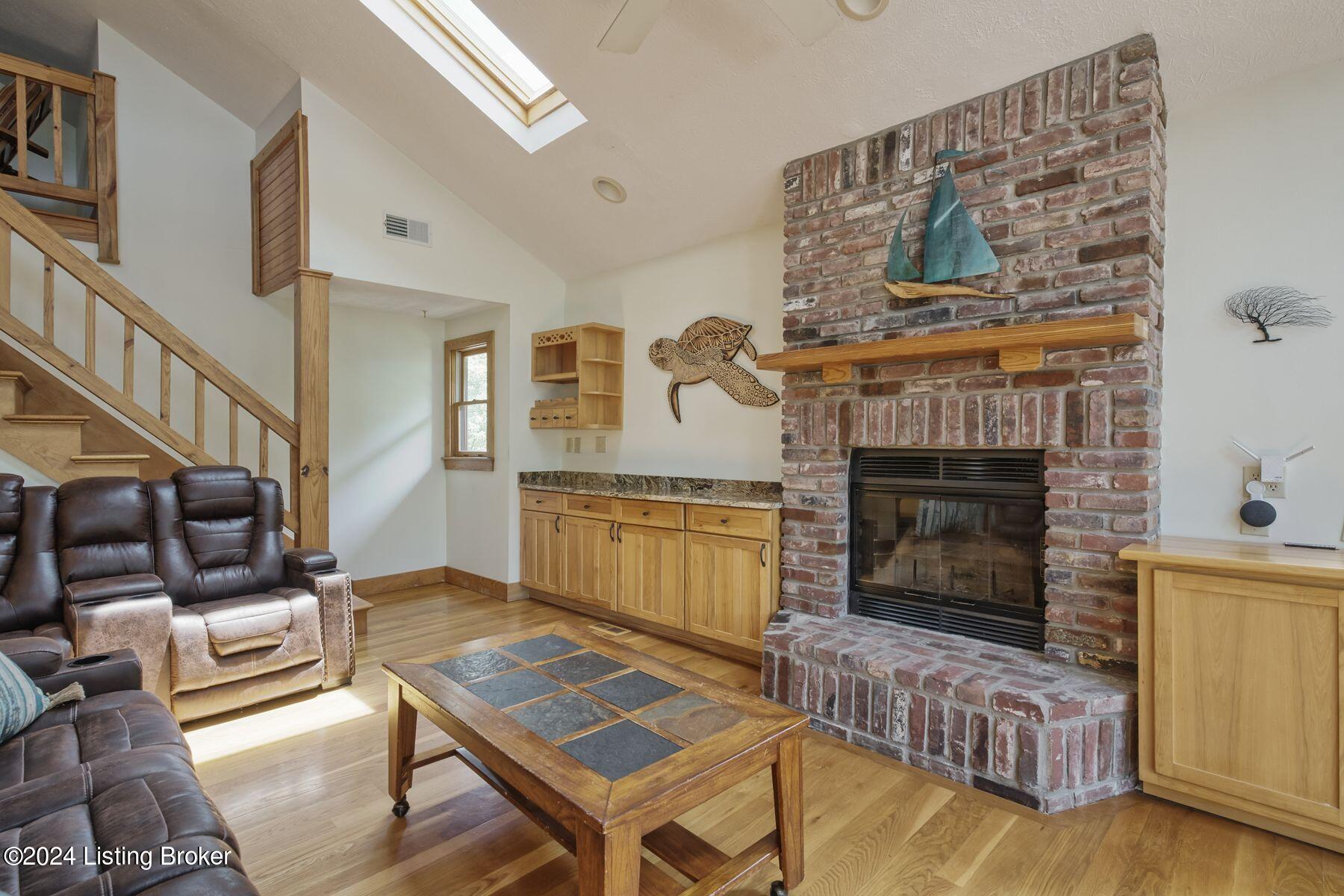 1104 Riverside Dr