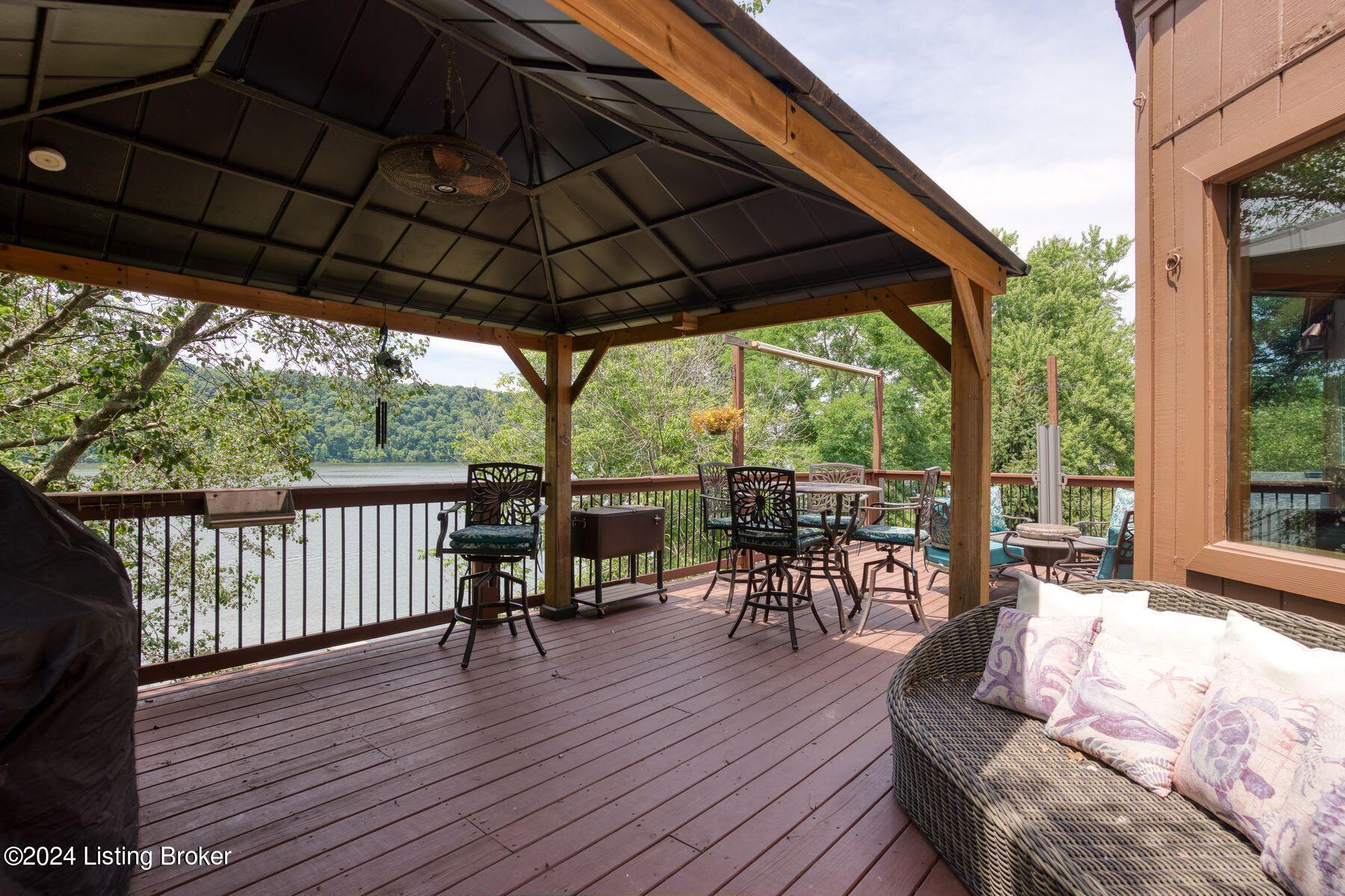 1104 Riverside Dr