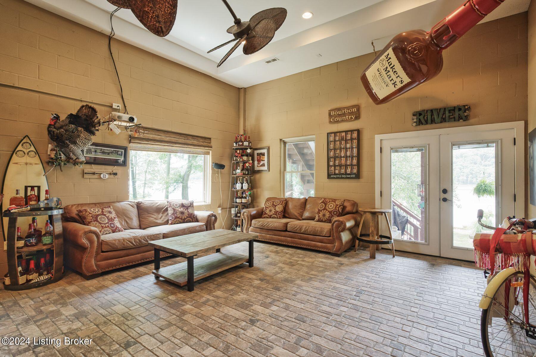 1104 Riverside Dr
