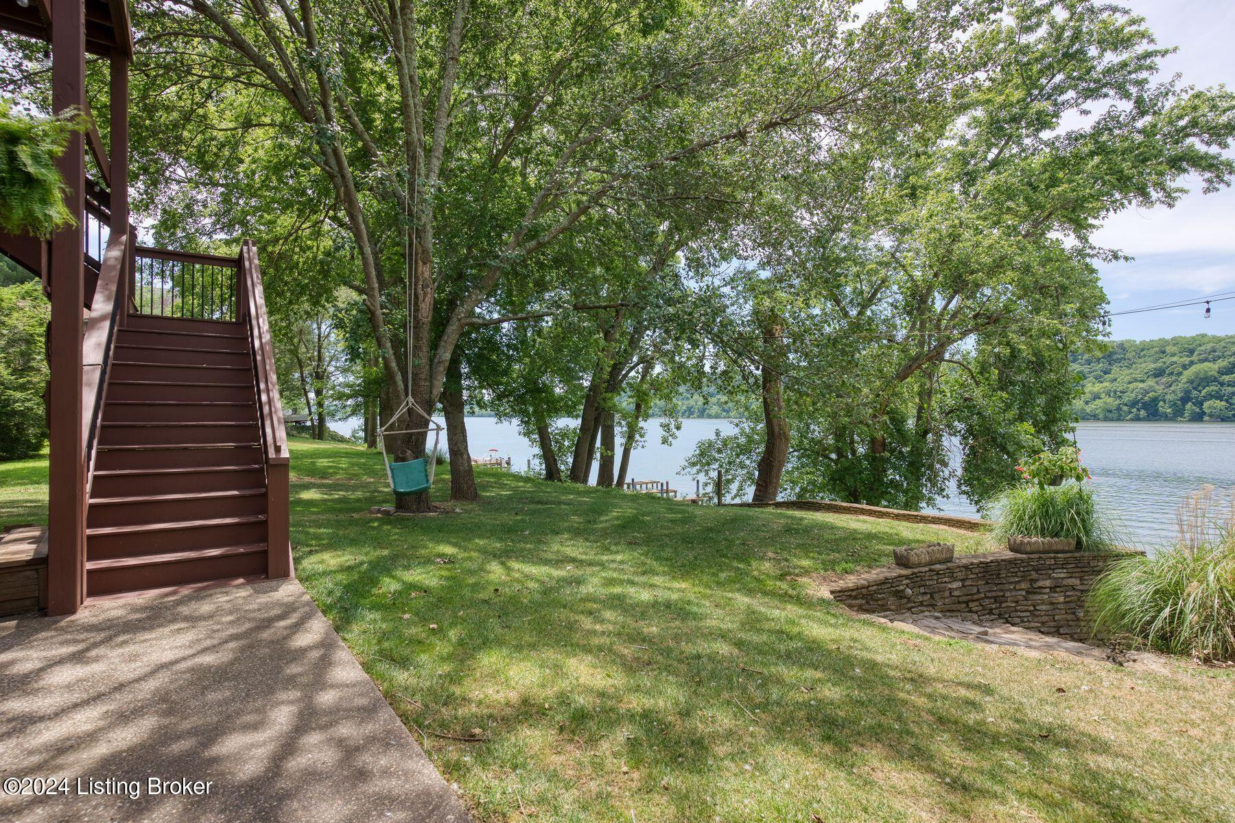 1104 Riverside Dr