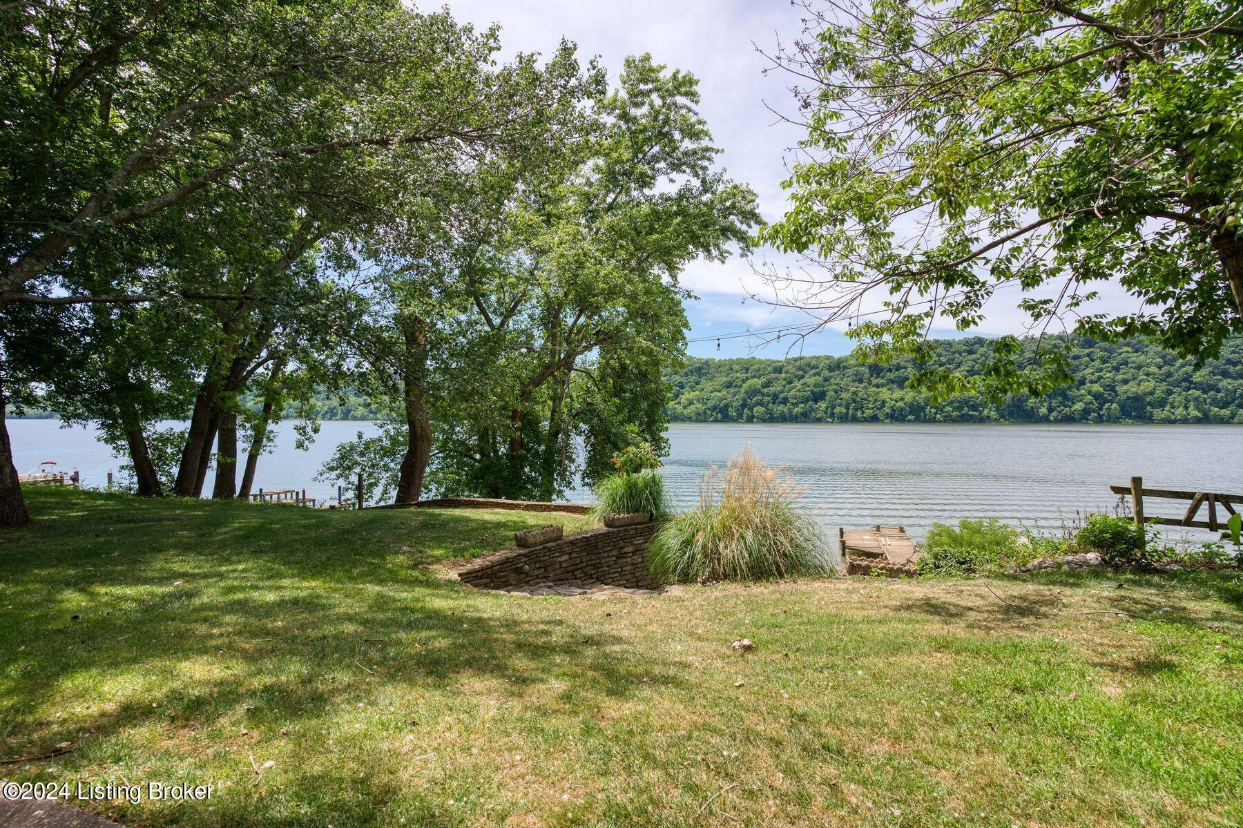 1104 Riverside Dr