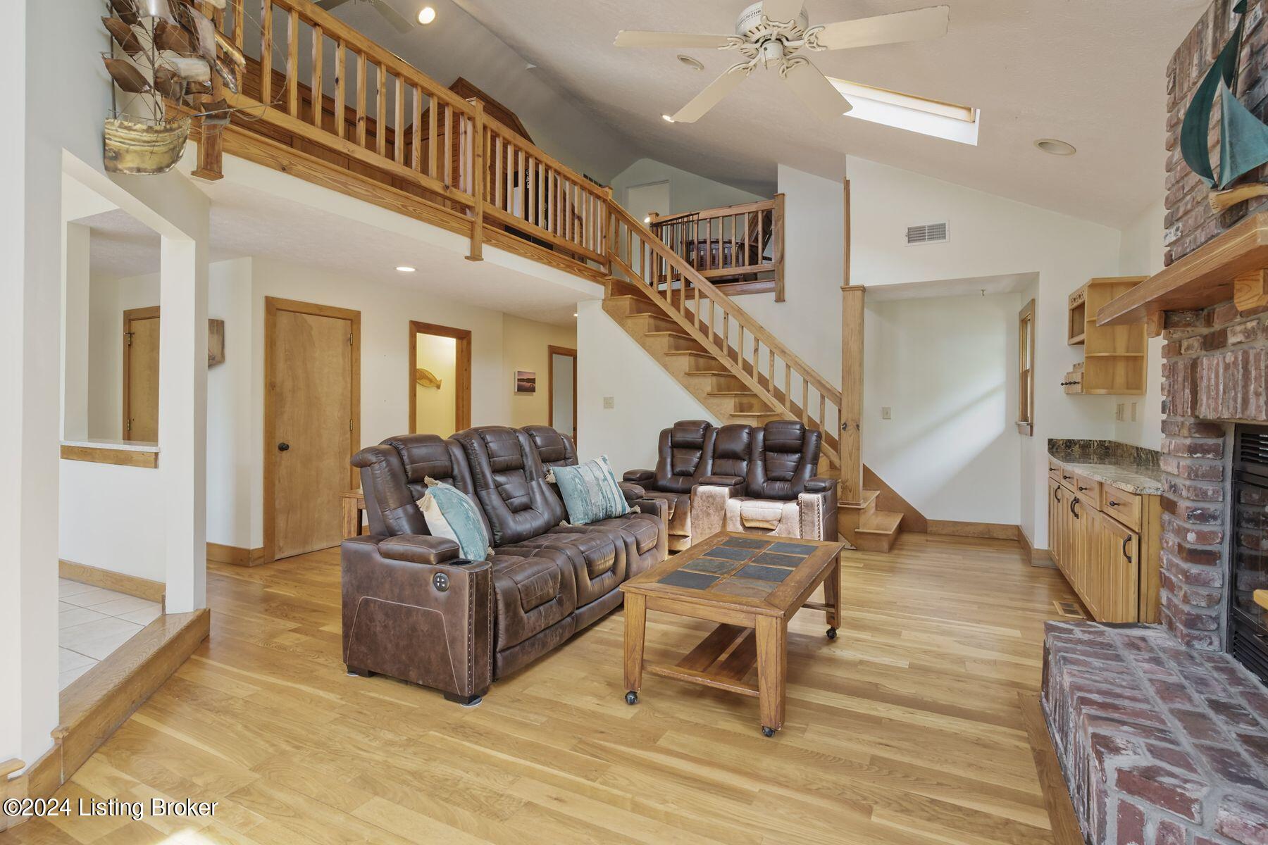 1104 Riverside Dr