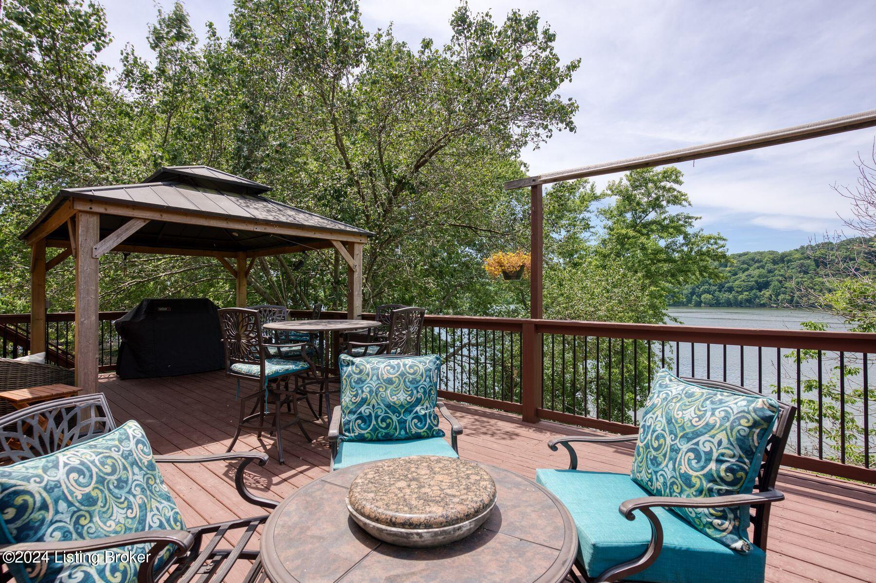 1104 Riverside Dr