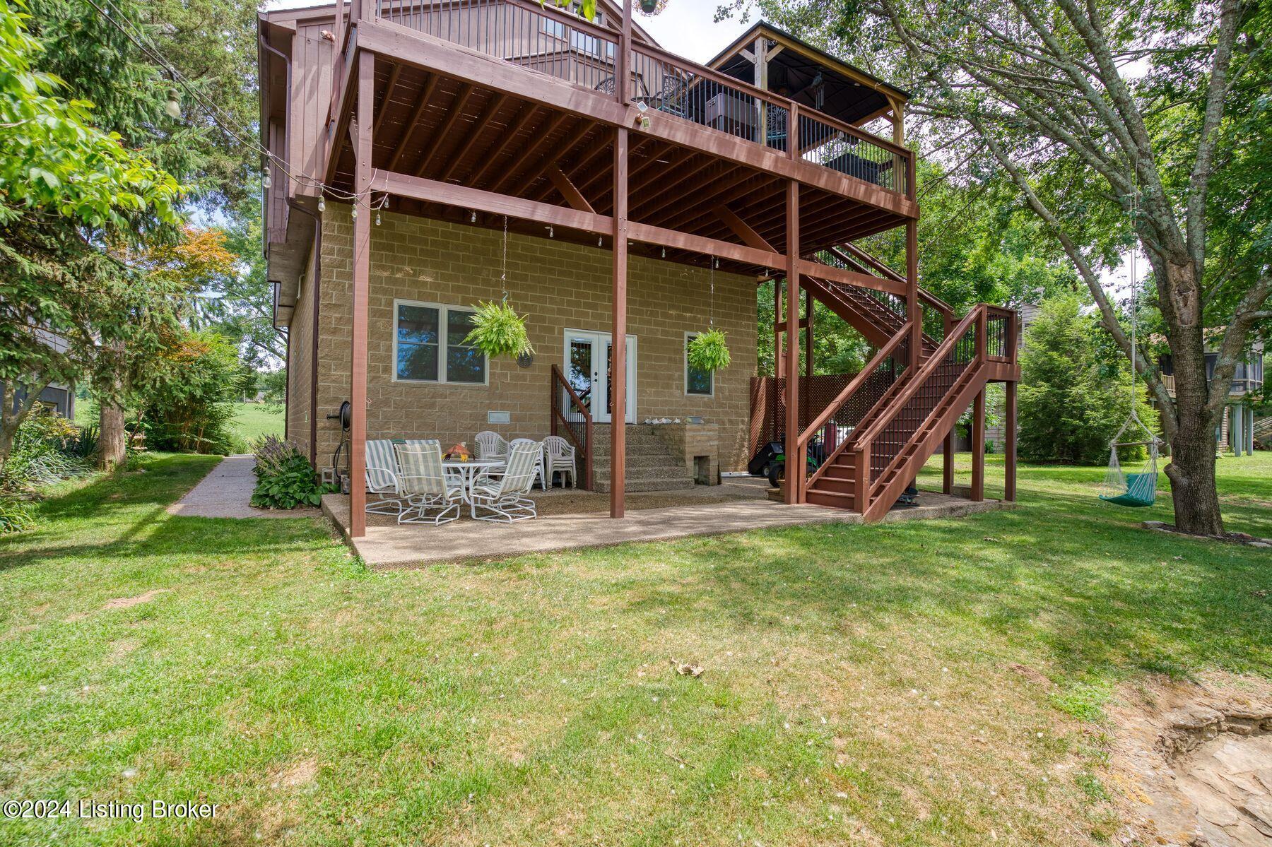 1104 Riverside Dr