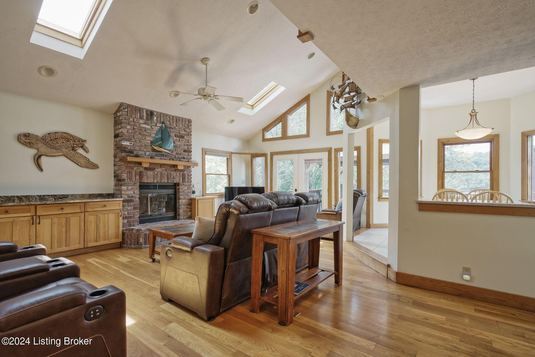 1104 Riverside Dr