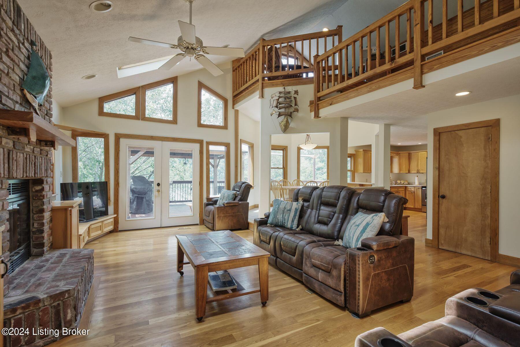 1104 Riverside Dr