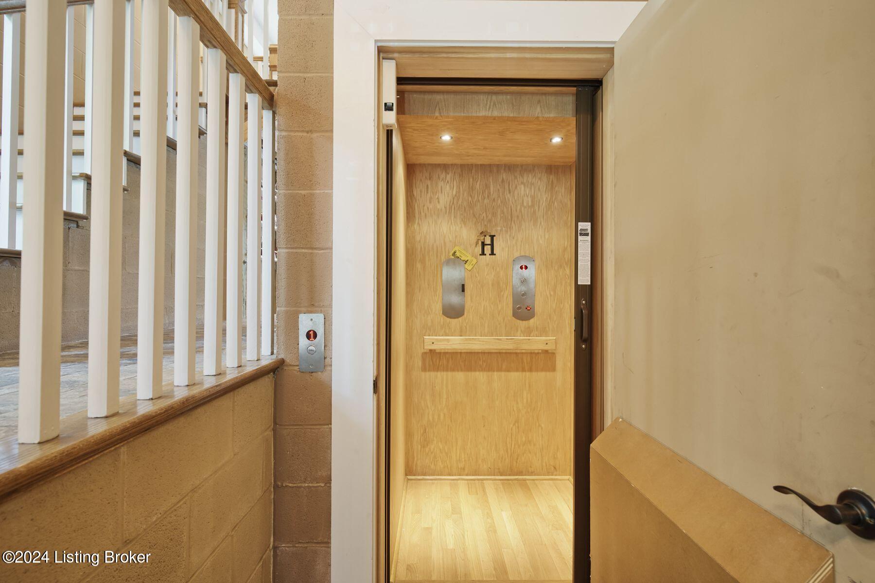 1104 Riverside Dr