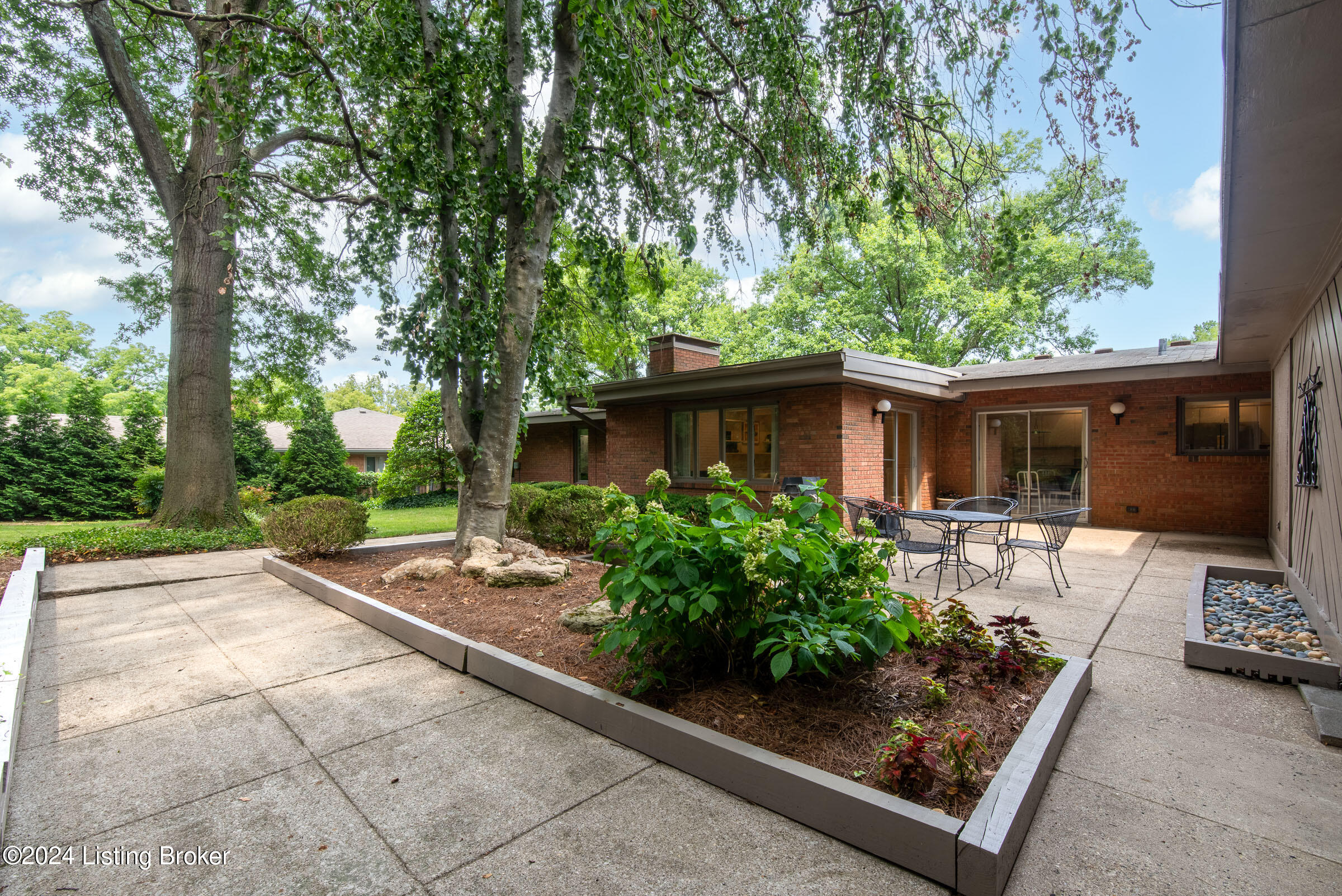 1212 Park Hills Dr
