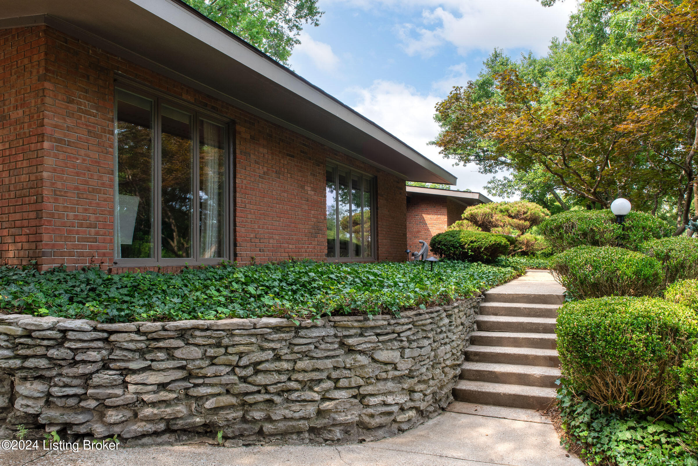 1212 Park Hills Dr