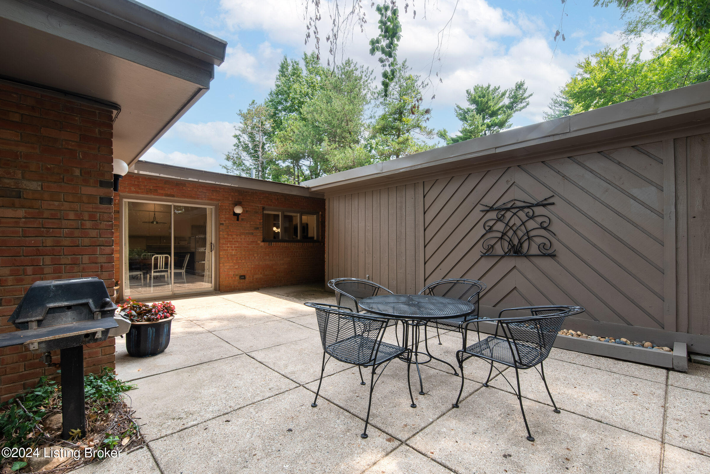 1212 Park Hills Dr
