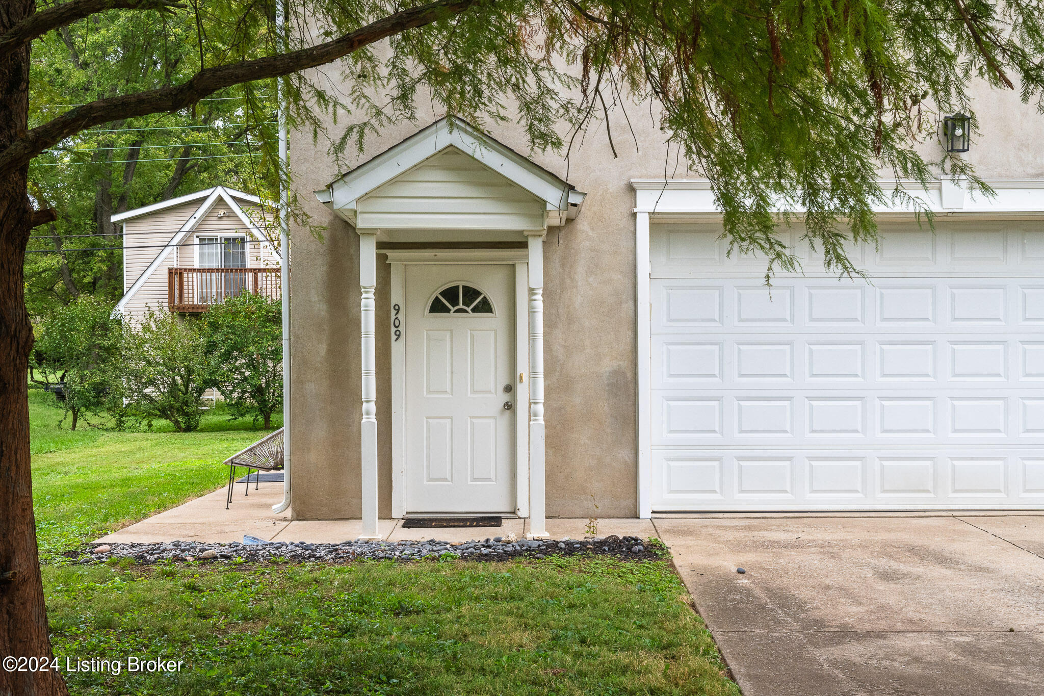 909 W Riverside Dr