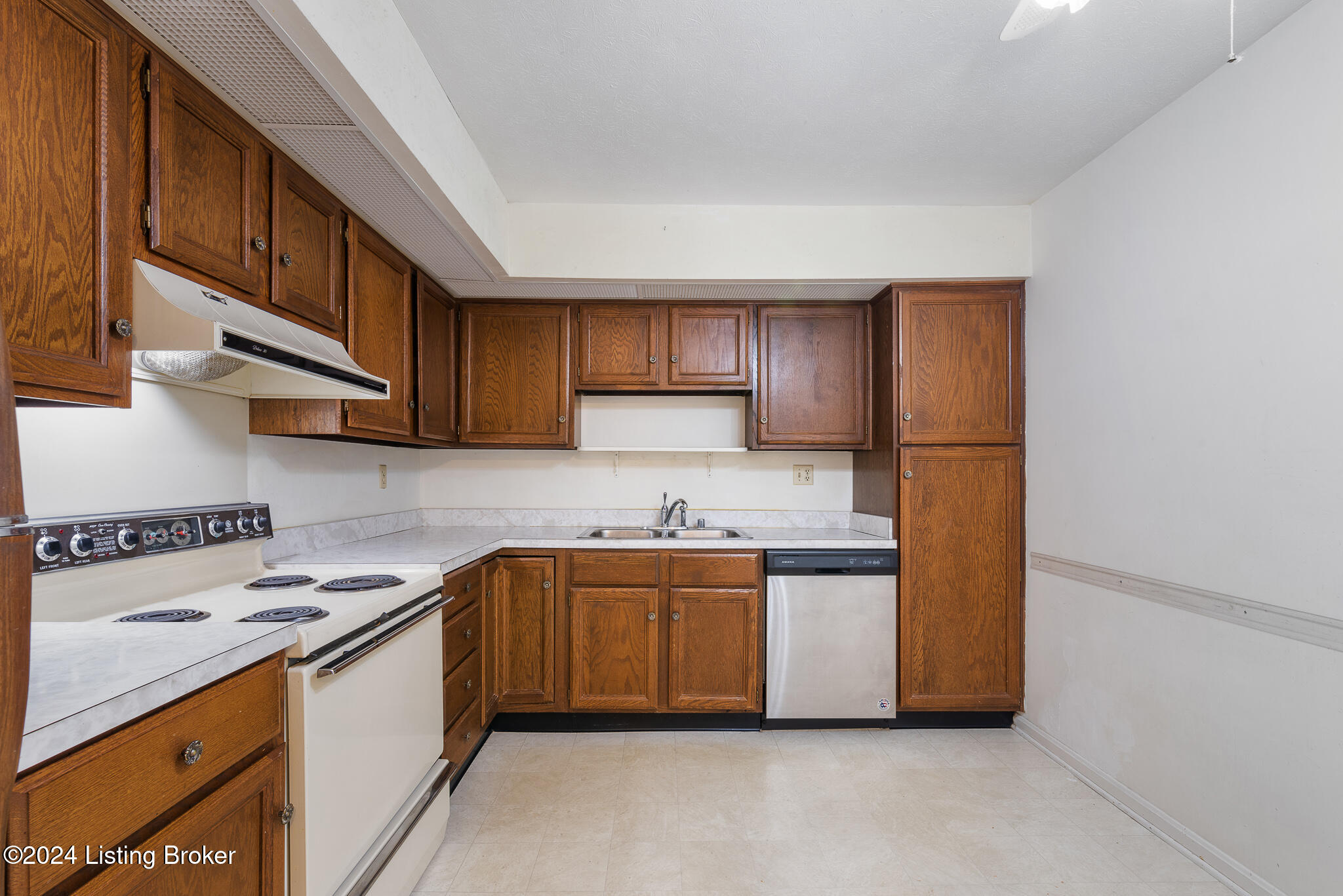 1800 Manor House Dr 200
