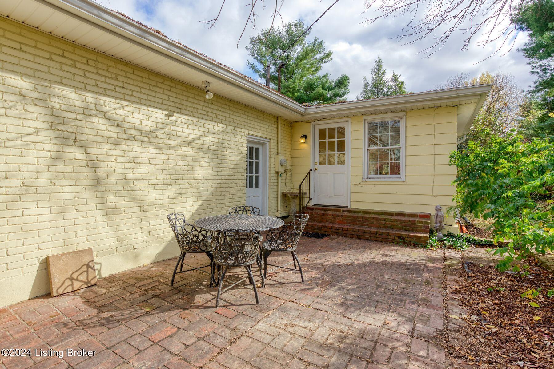 808 Huntington Rd