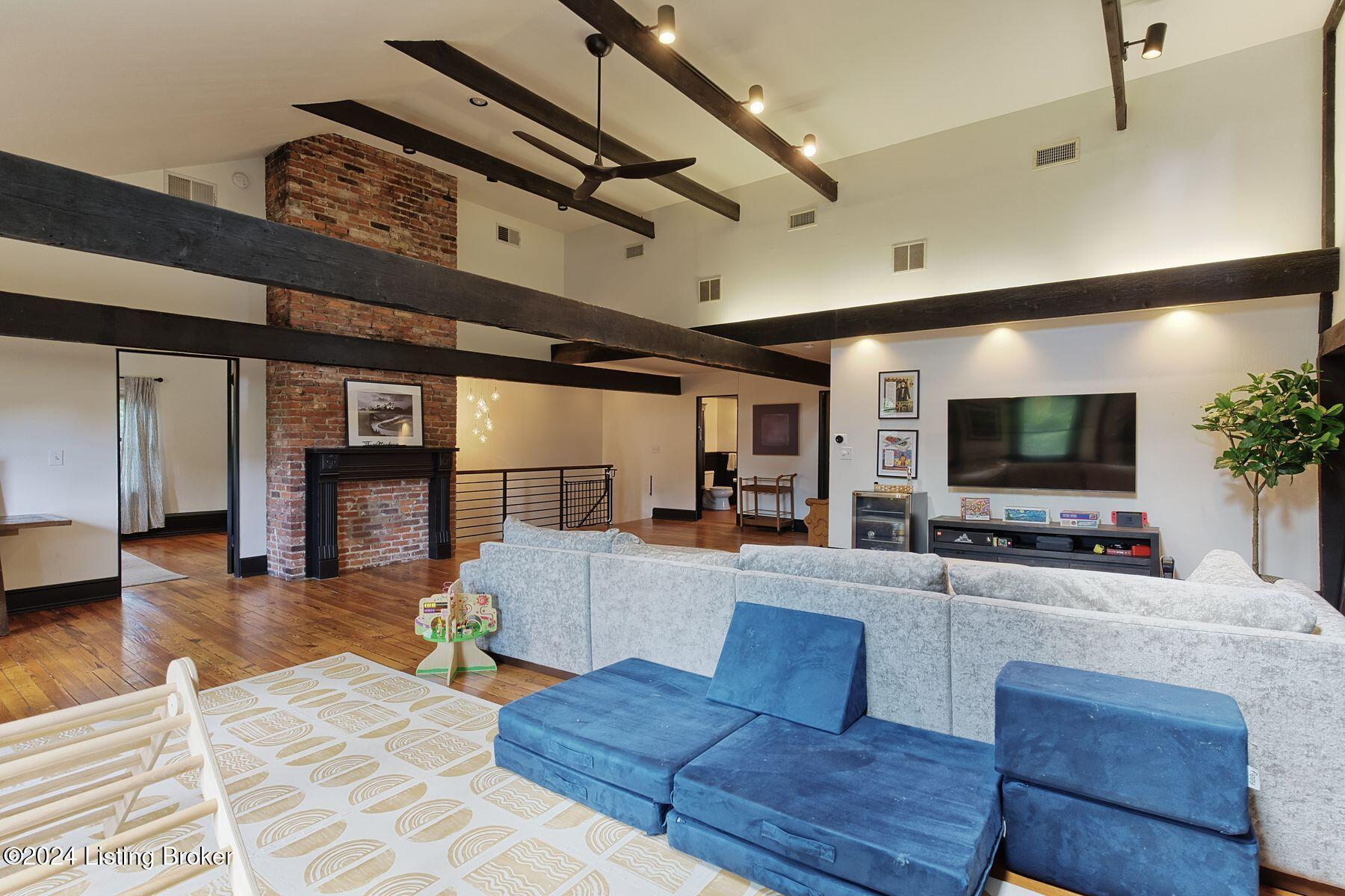 2117 Edgehill Rd