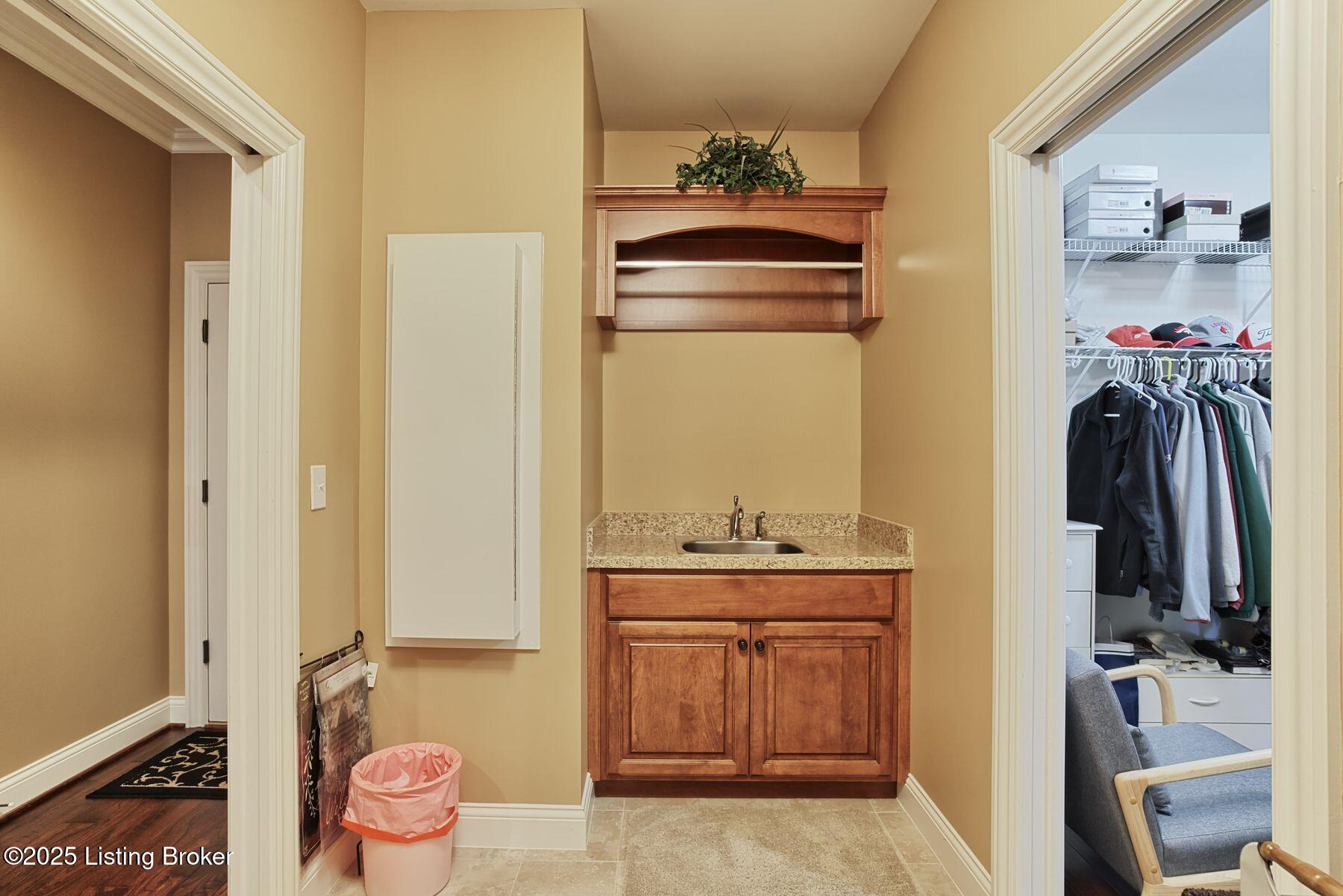 200 Queensway Park Pl
