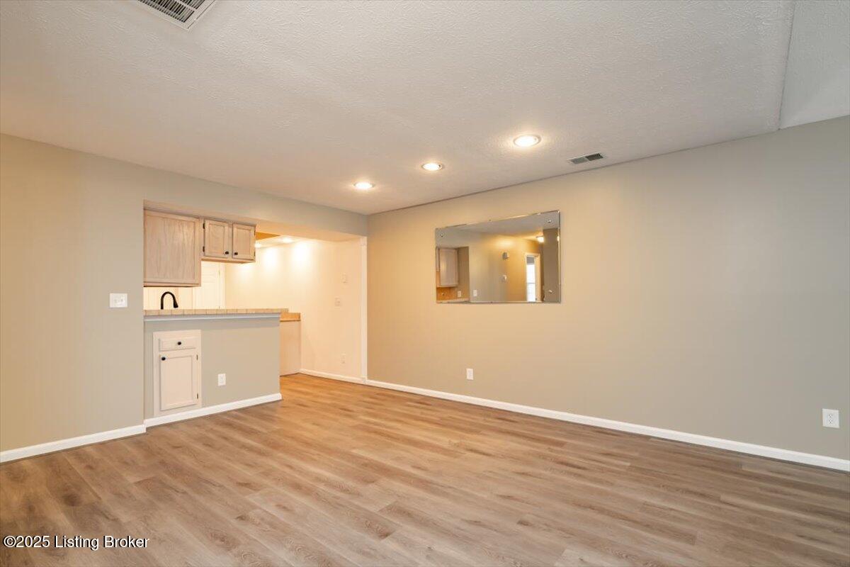 3906 Greenhurst Dr