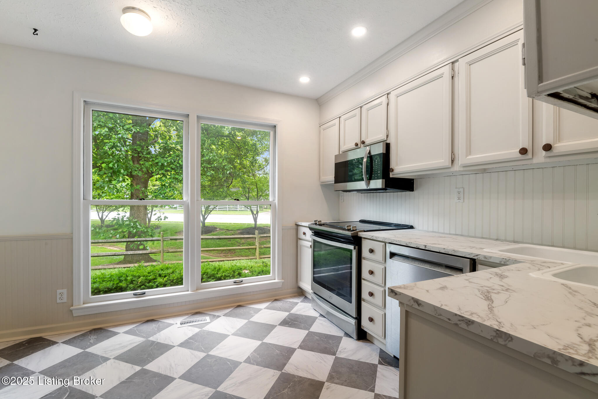 1932 Manor House Dr