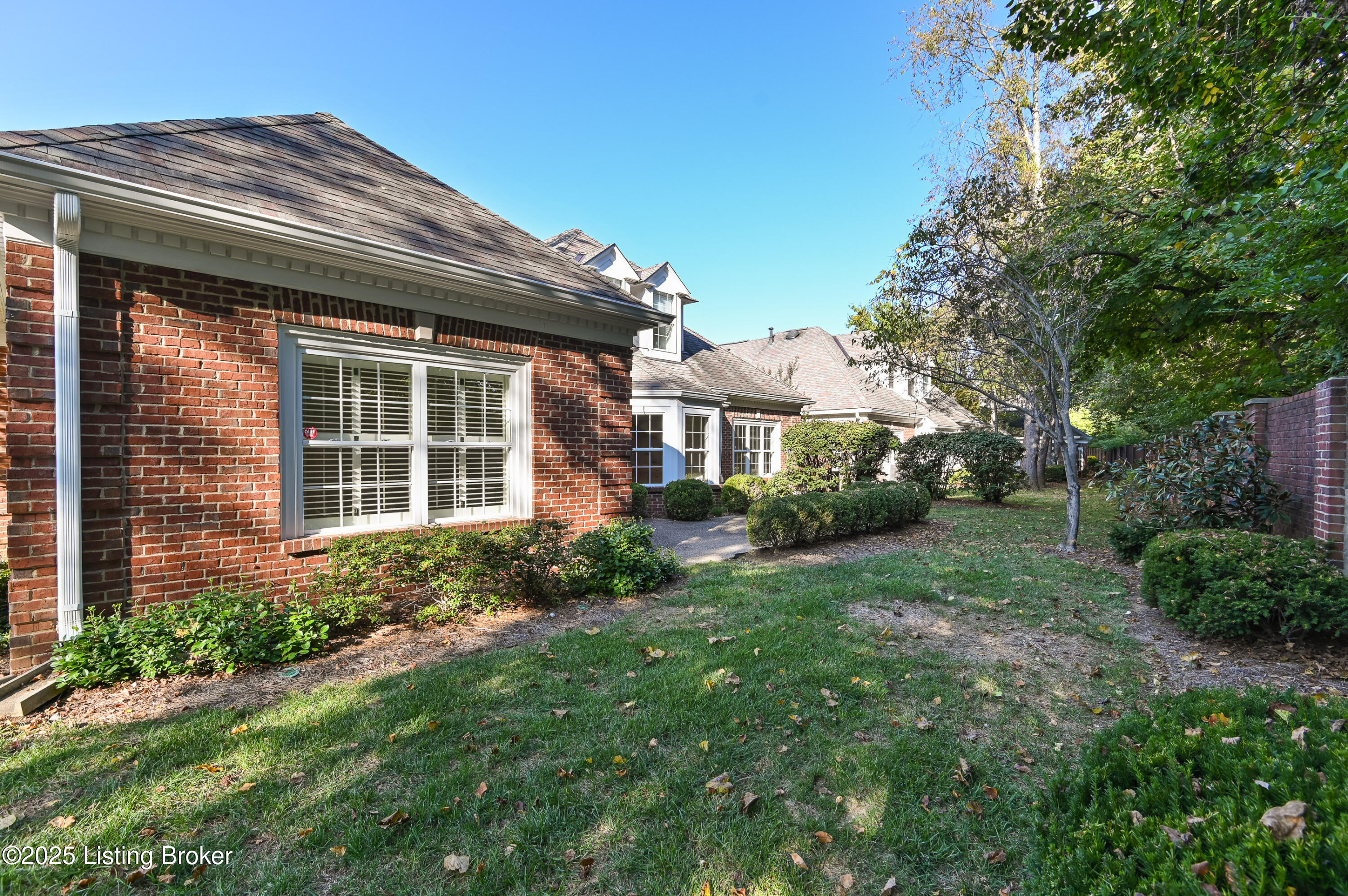 2002 Ashwood Bluff Ct, Louisville