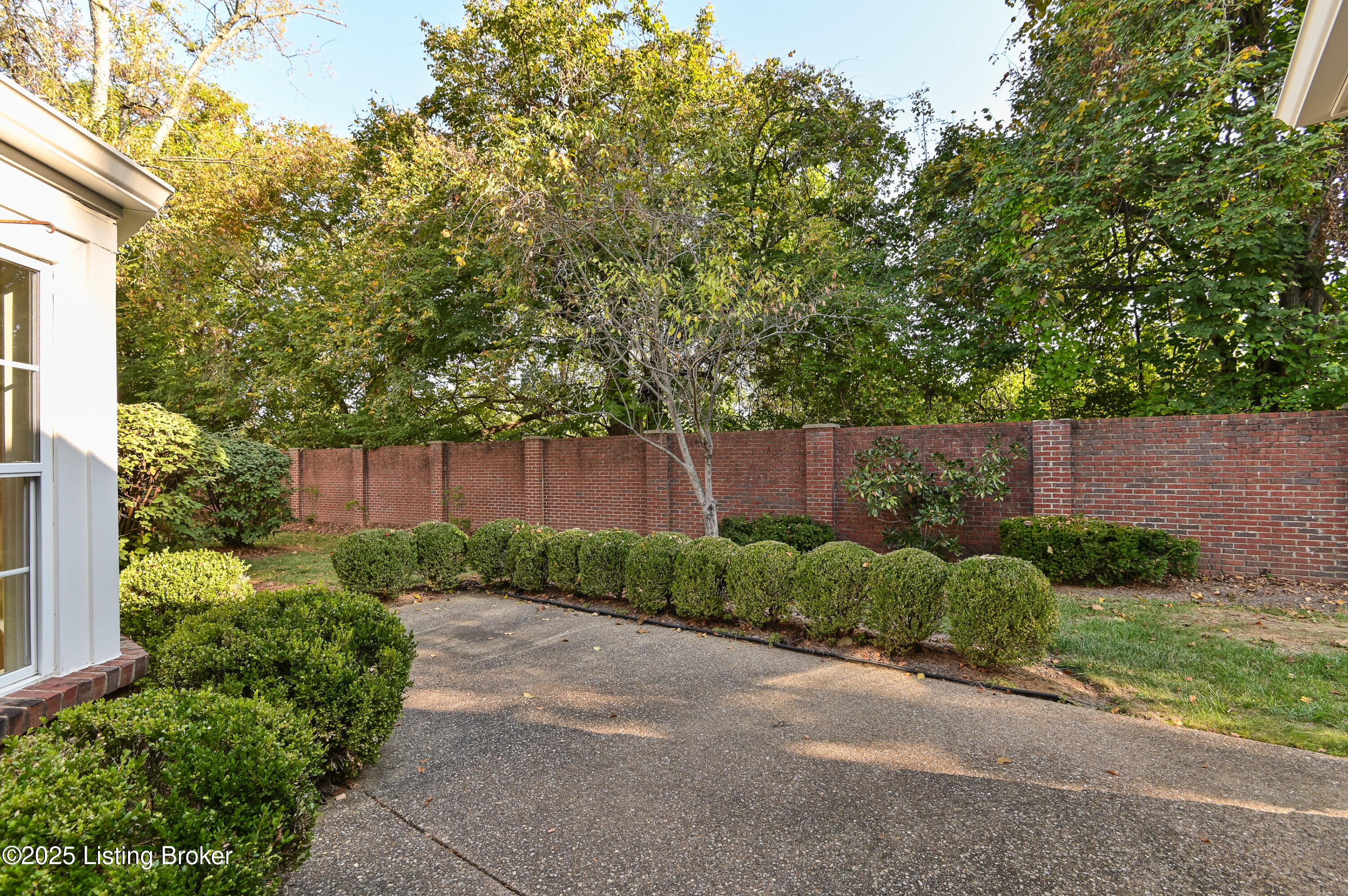 2002 Ashwood Bluff Ct, Louisville