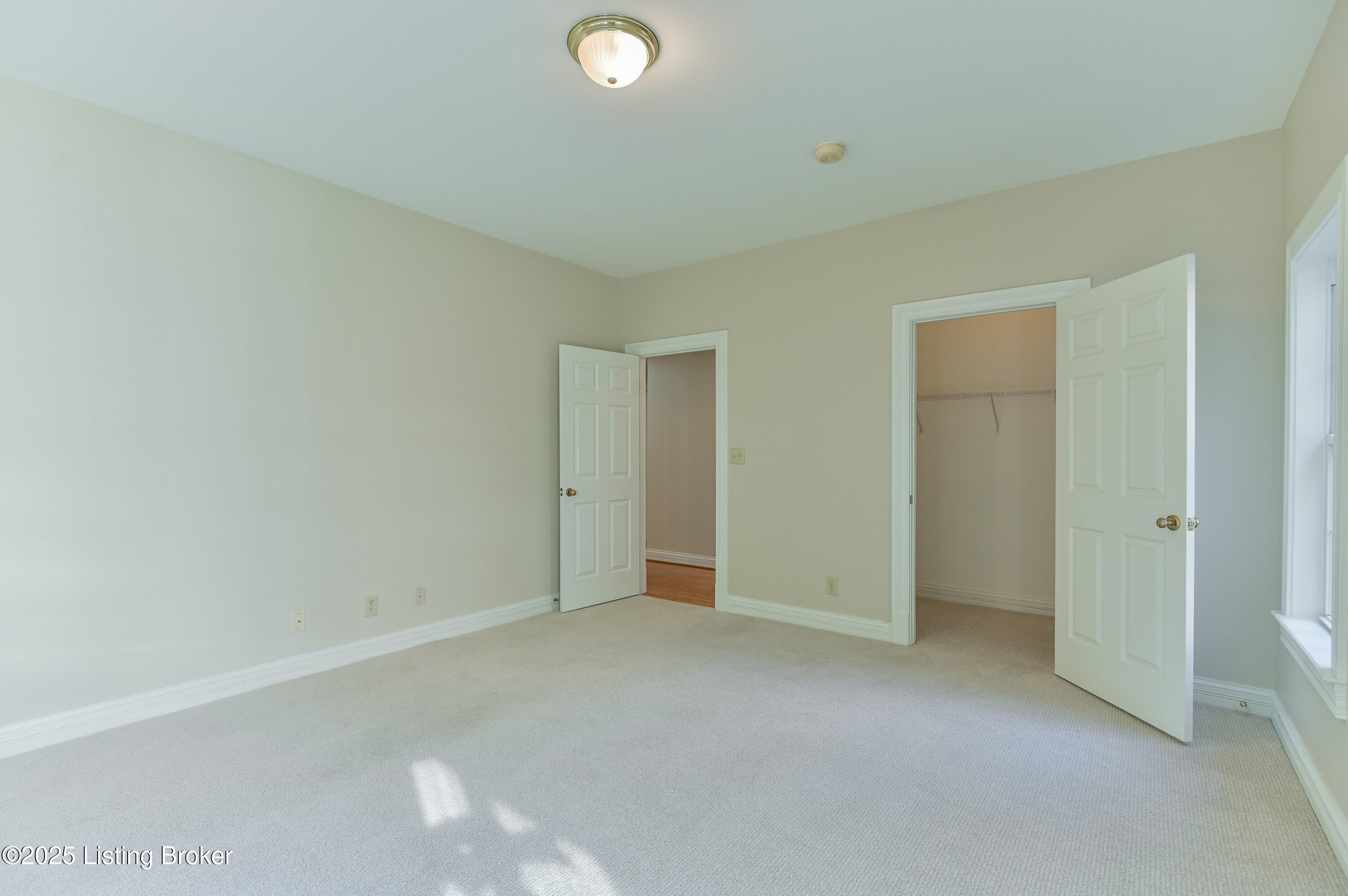 2002 Ashwood Bluff Ct, Louisville
