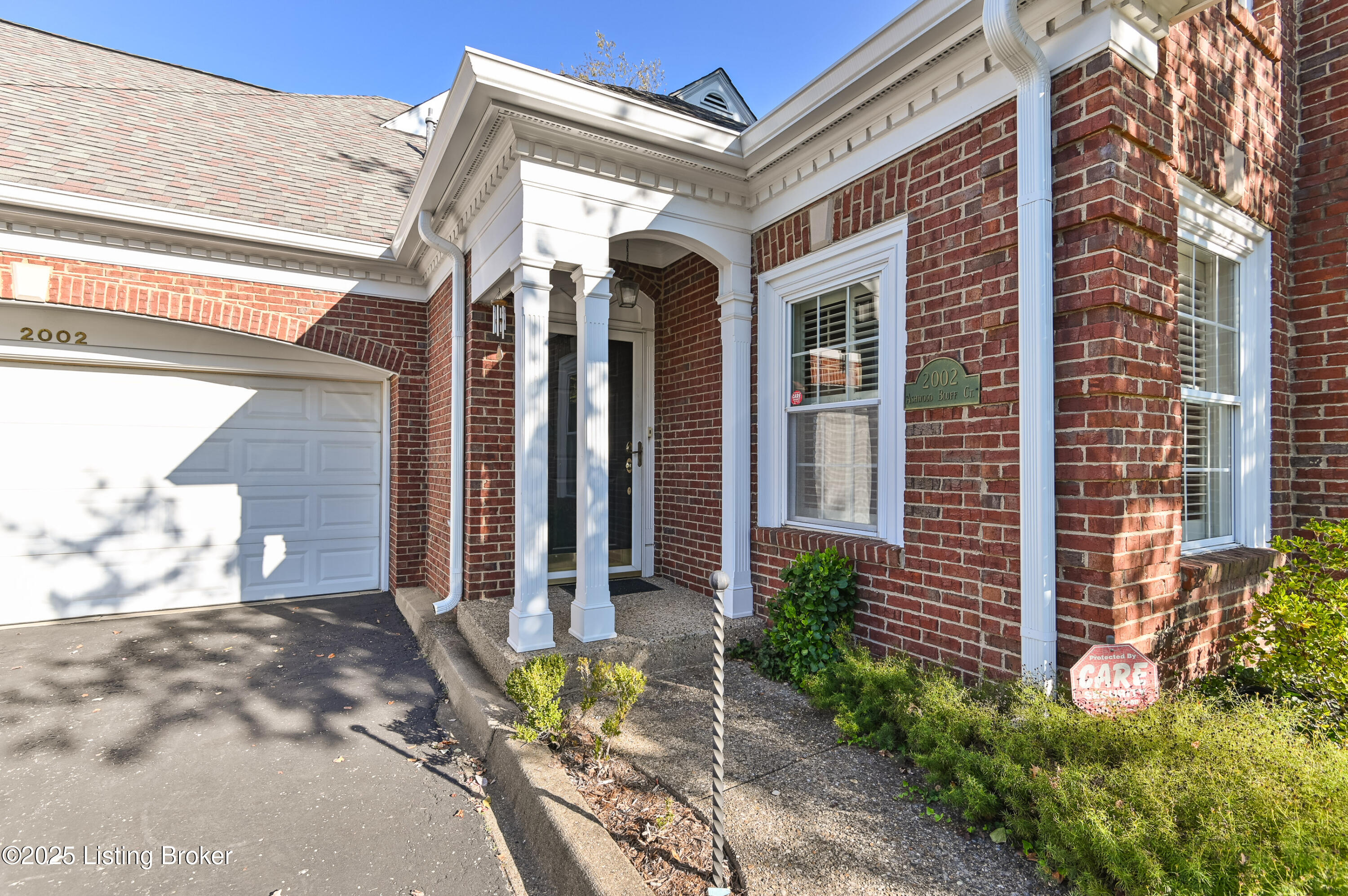 2002 Ashwood Bluff Ct, Louisville
