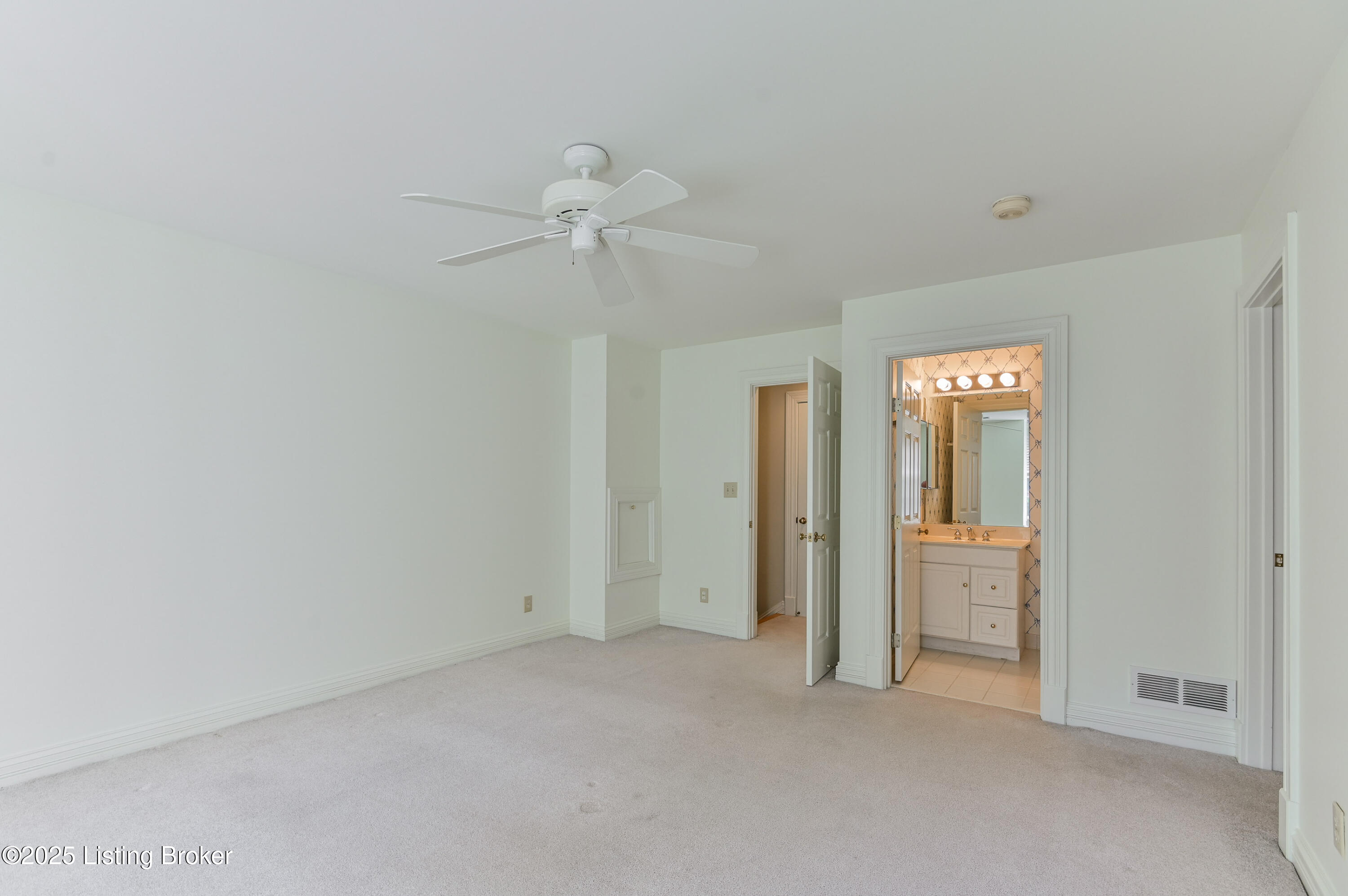 2002 Ashwood Bluff Ct, Louisville
