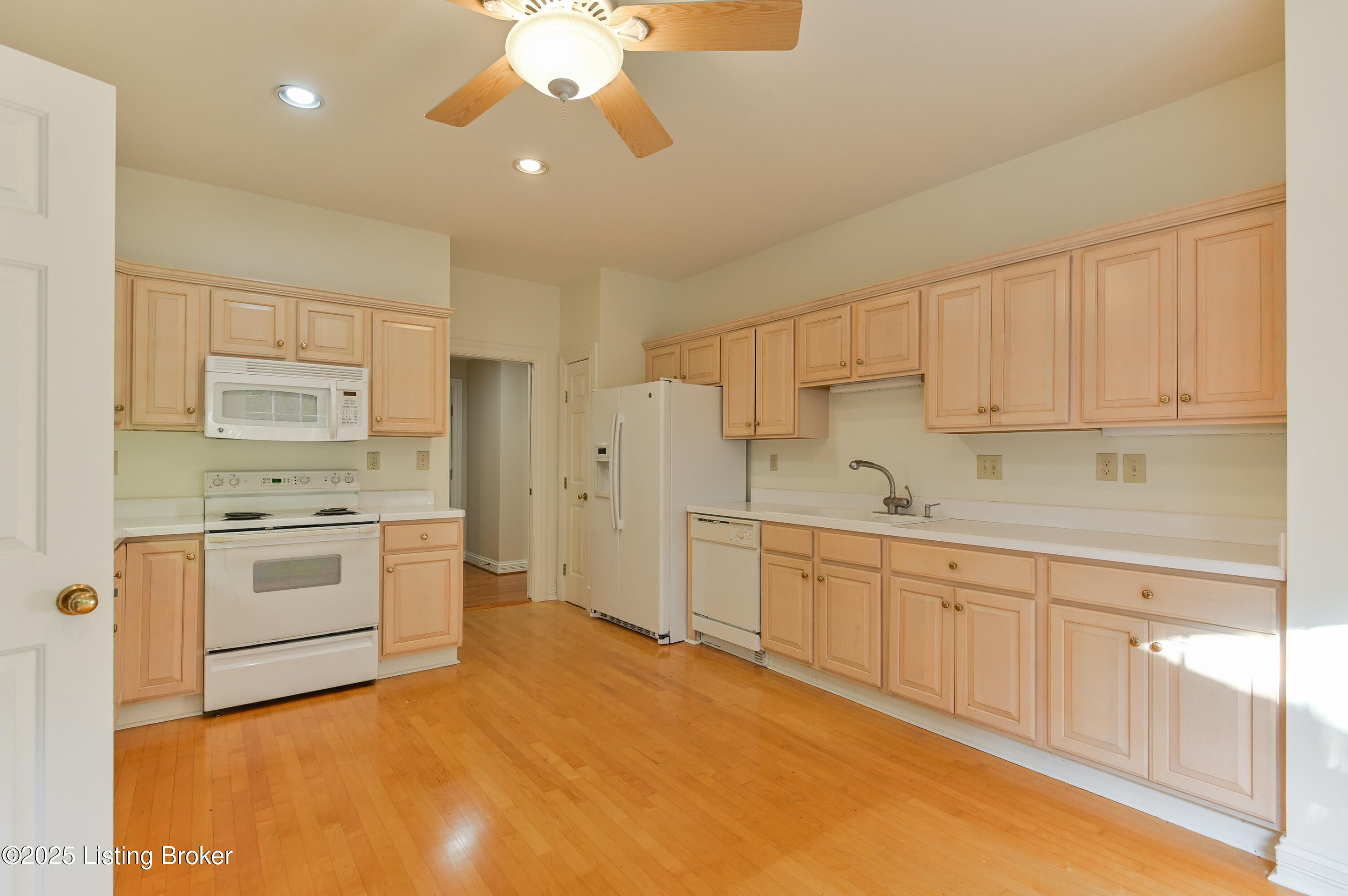 2002 Ashwood Bluff Ct, Louisville