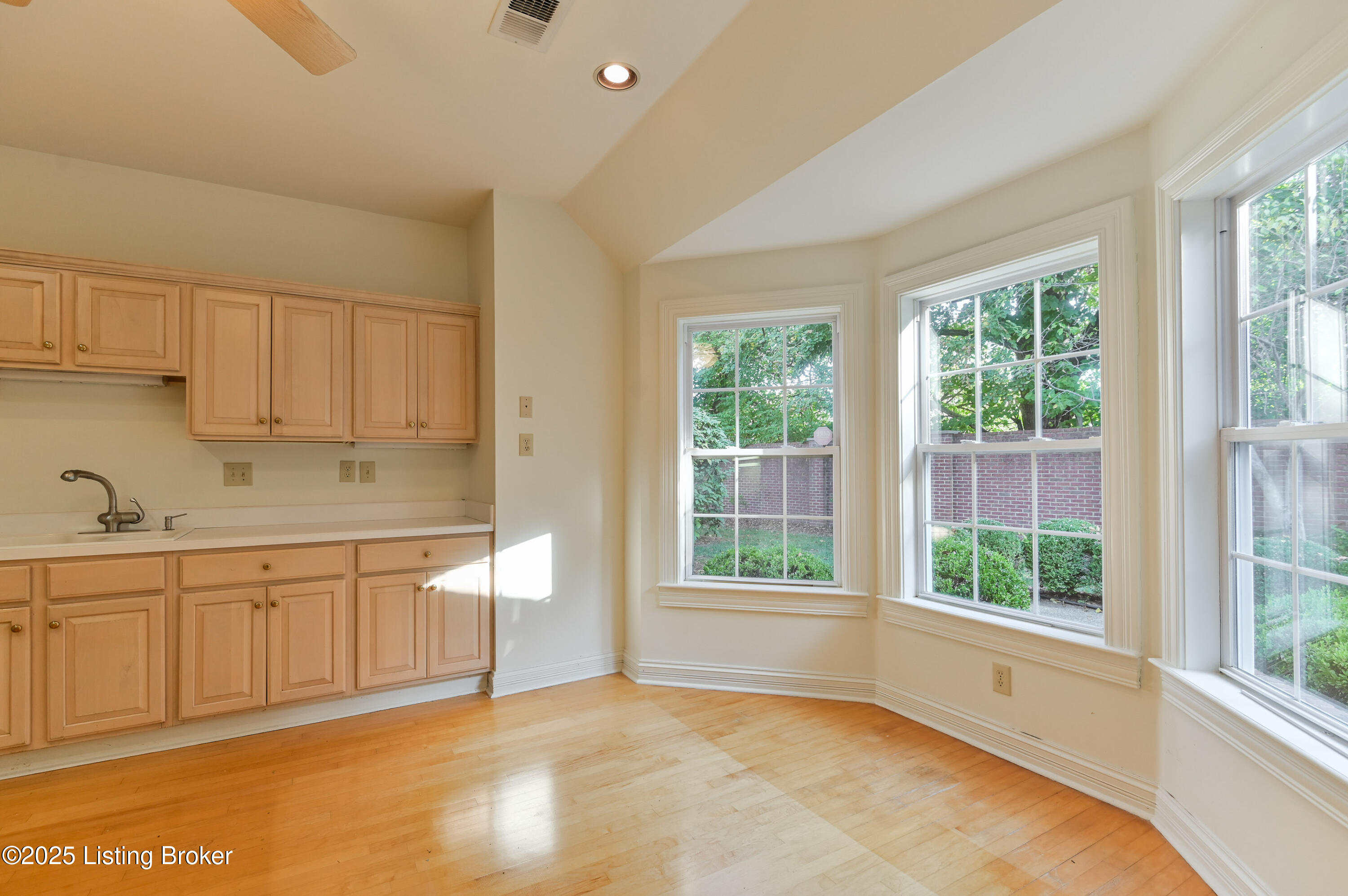 2002 Ashwood Bluff Ct, Louisville