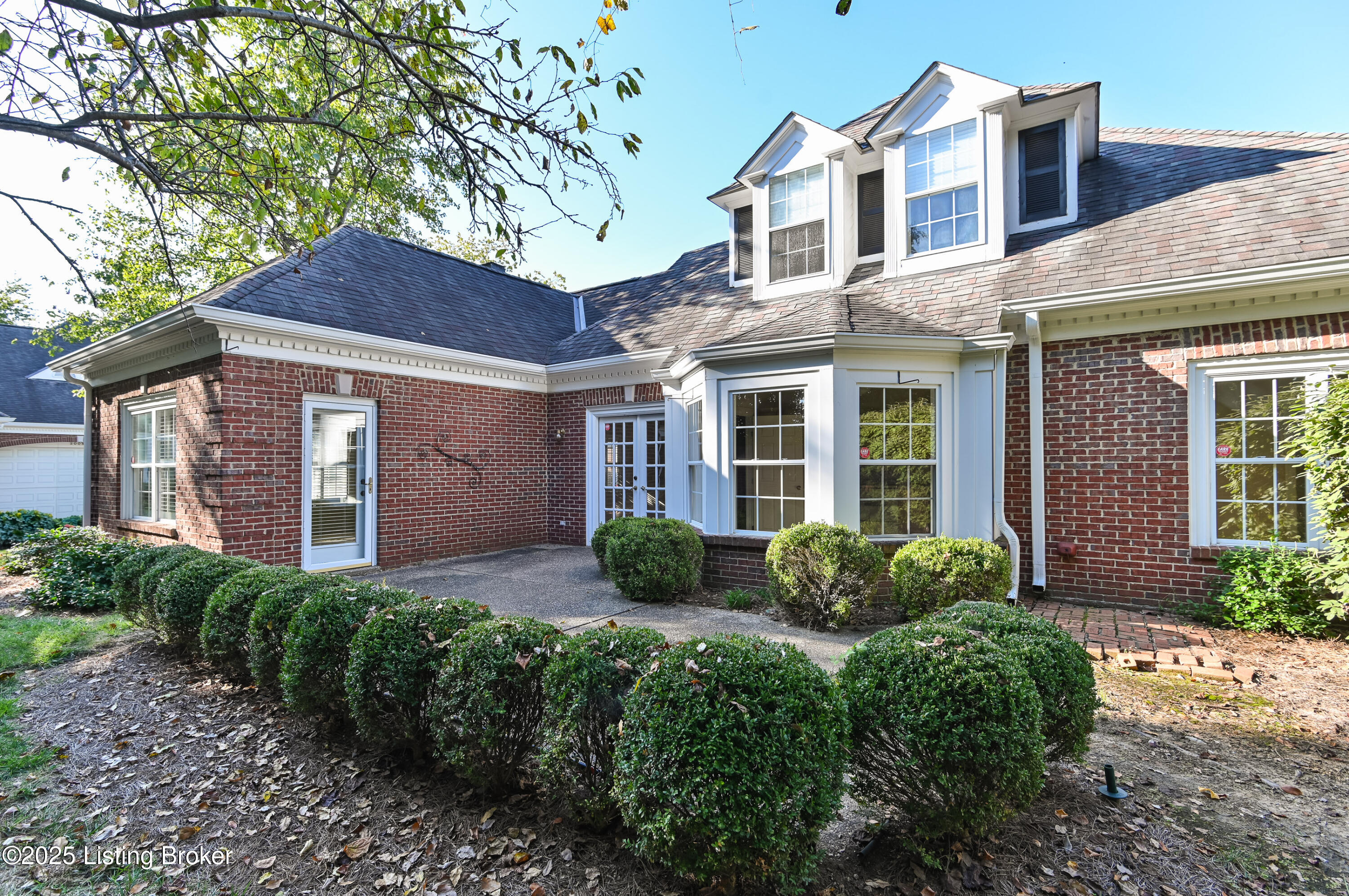 2002 Ashwood Bluff Ct, Louisville