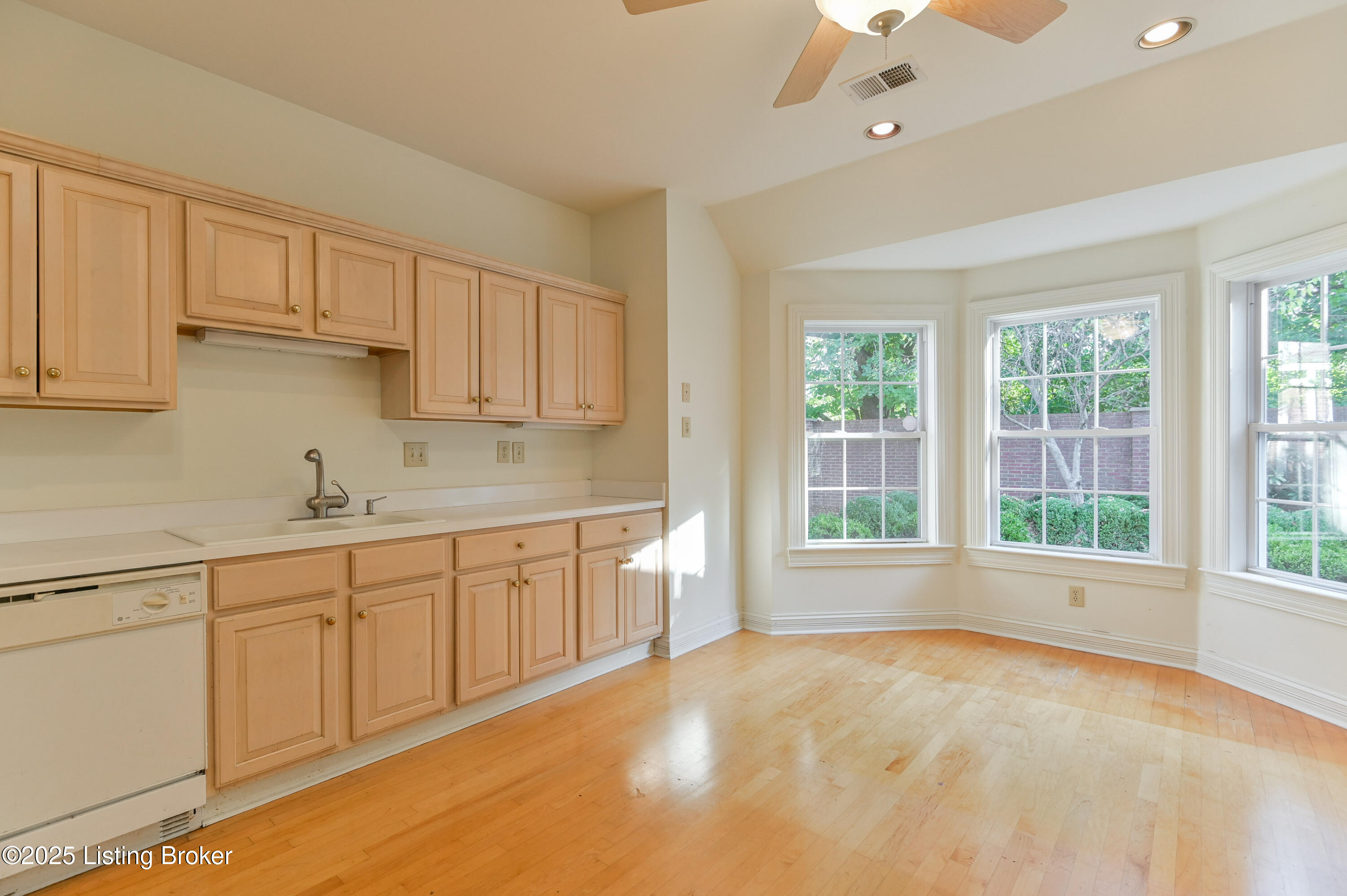 2002 Ashwood Bluff Ct, Louisville